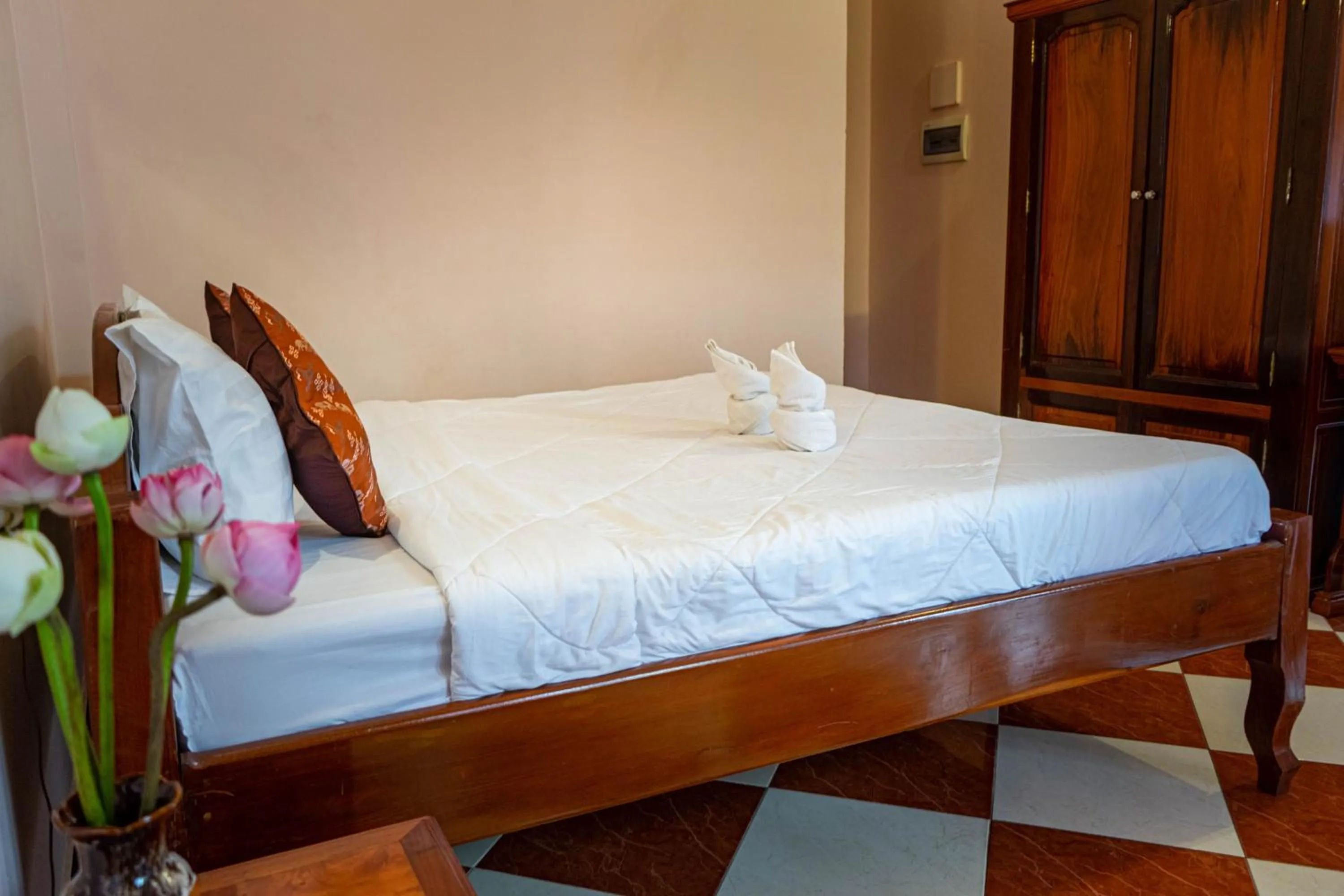 Bed in Nawin Palace Guesthouse