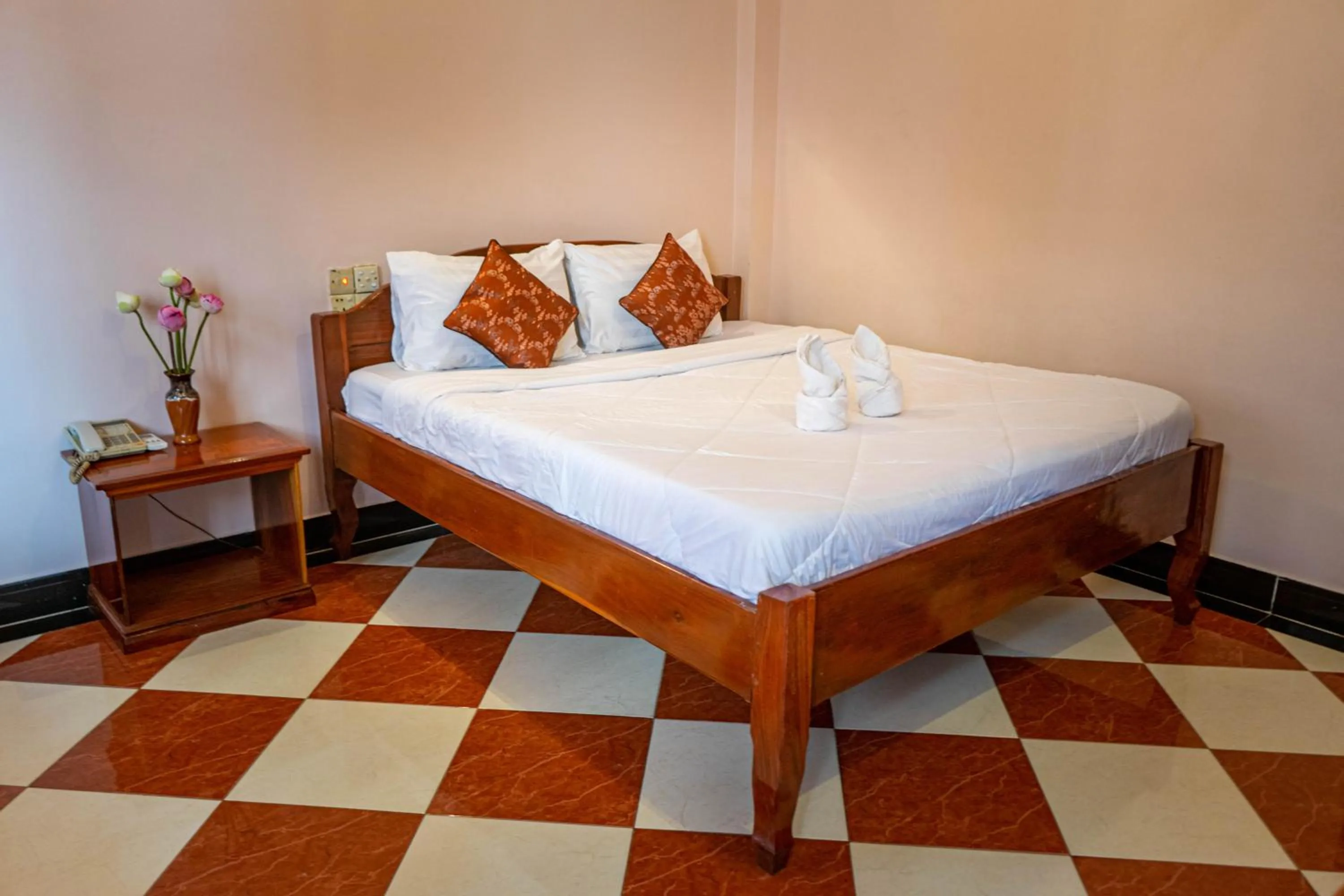 Bed in Nawin Palace Guesthouse