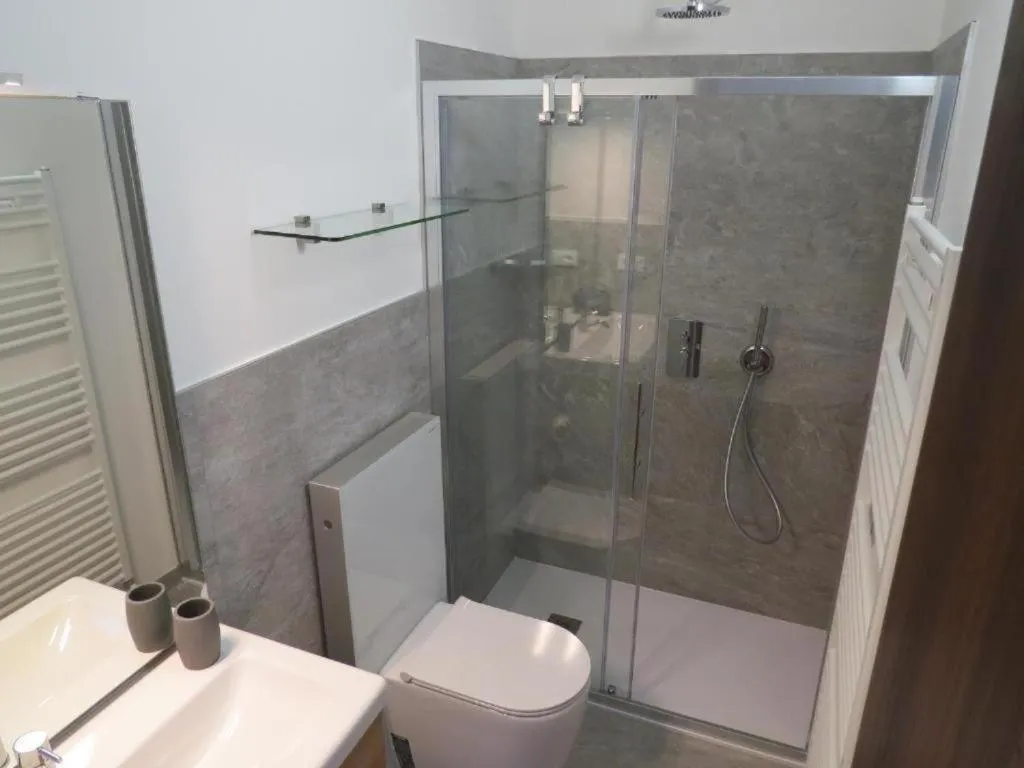 Shower in CASA AZZURRA Domodossola FREE PARKING