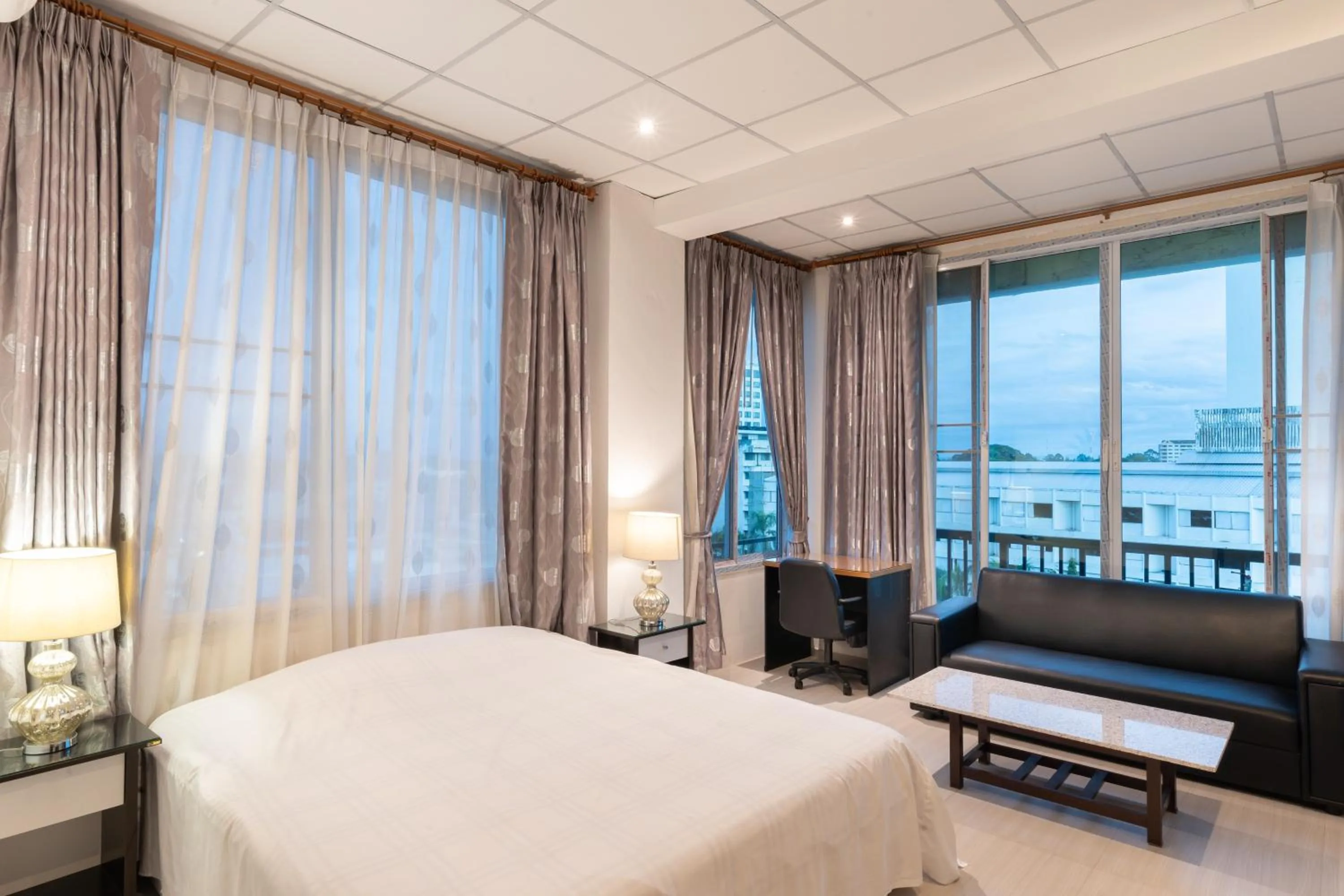 Photo of the whole room, Bed in Chiang Mai Mansion