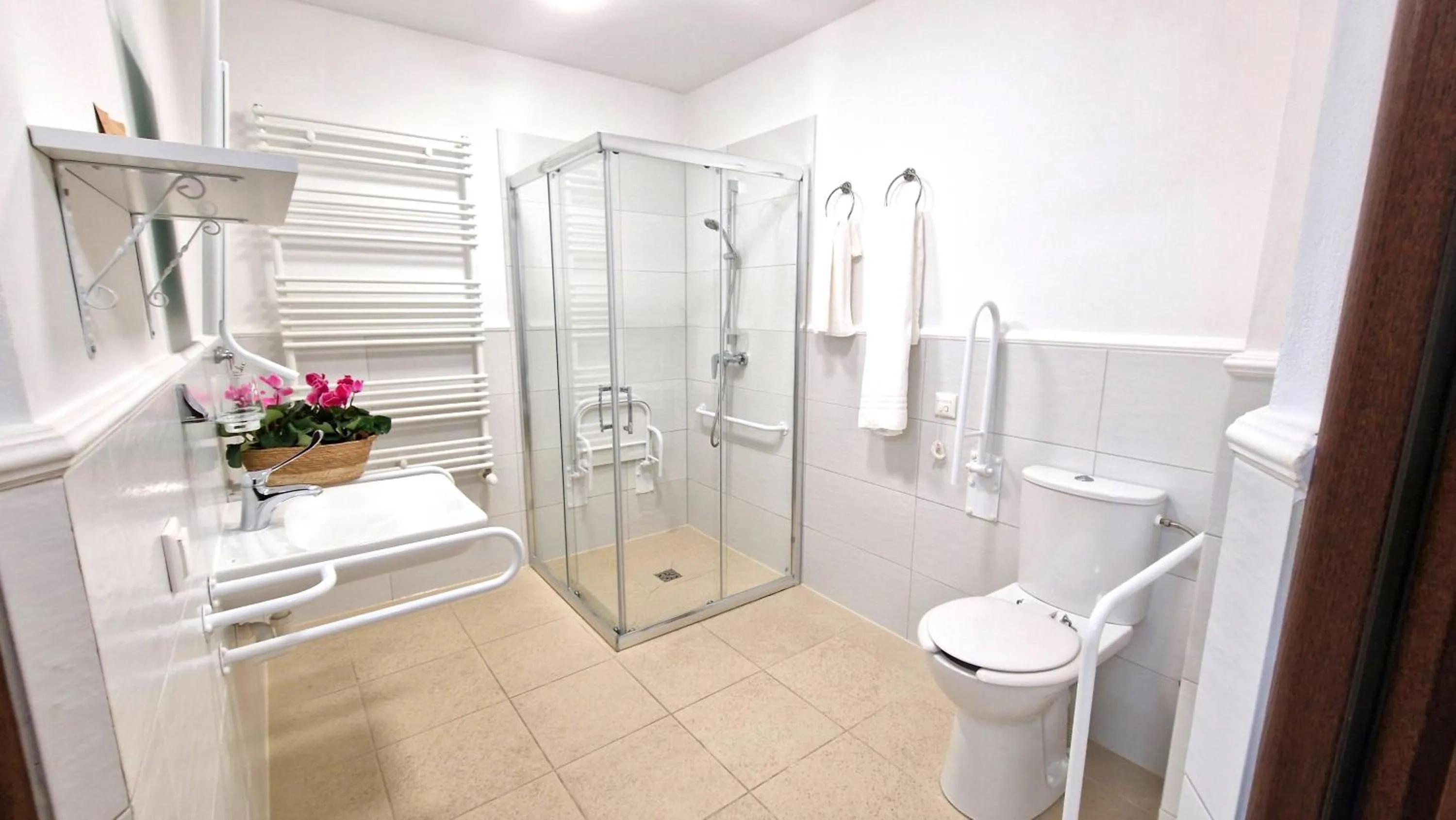 Shower in Petite Charlotta