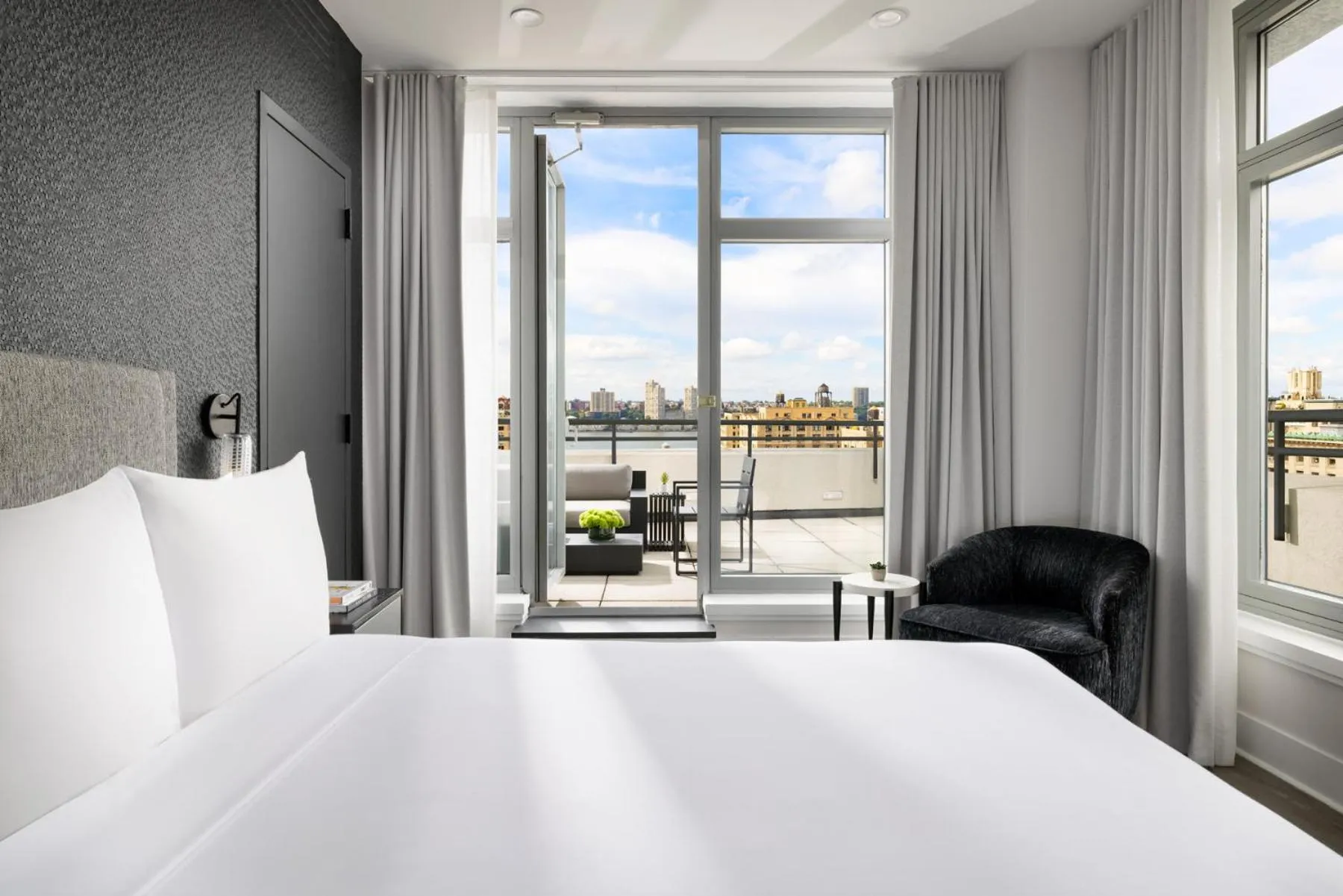 Balcony/Terrace, Bed in Arthouse Hotel