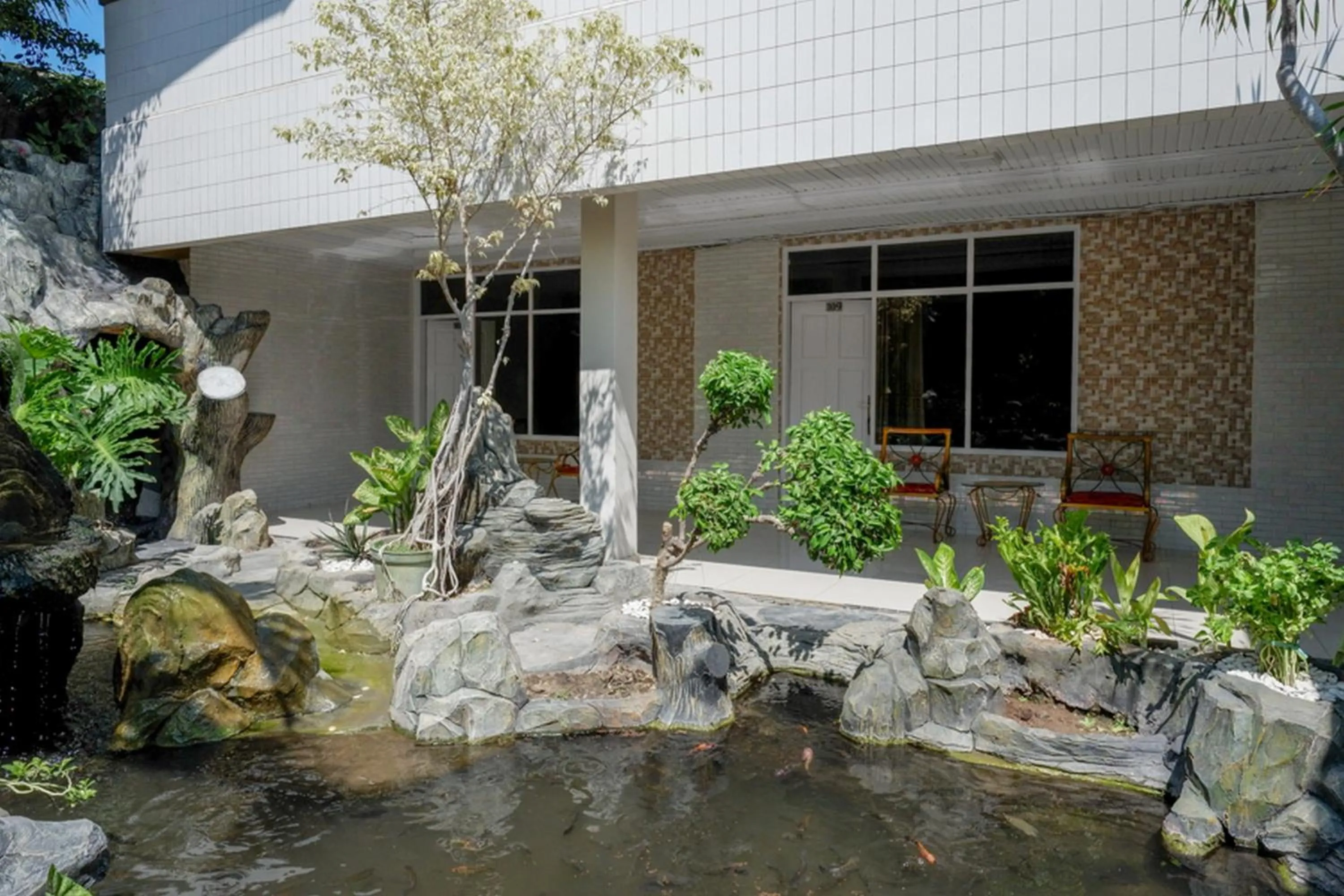 RedDoorz Plus Syariah at Alam Raya Hotel