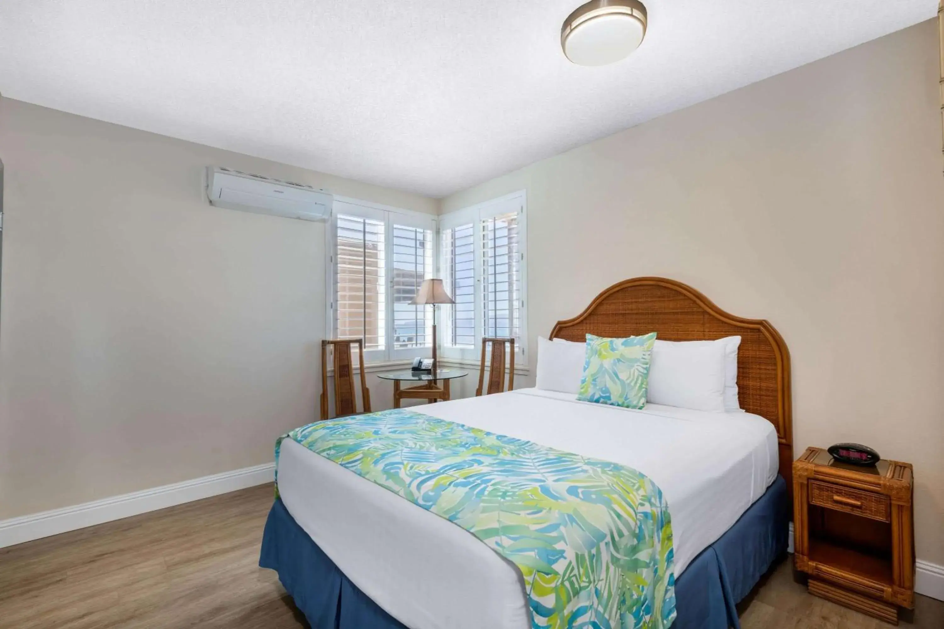 Superior Queen Room - Non-Smoking in Days Inn by Wyndham Maui Oceanfront Superior Queen Room - Non-Smoking in Days Inn by Wyndham Maui Oceanfront