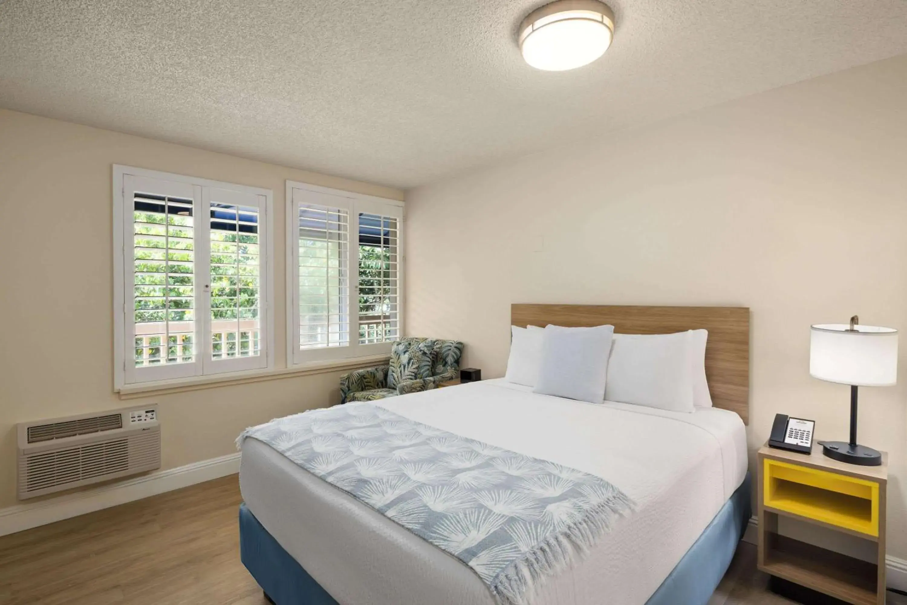 One-Bedroom Suite with Queen Bed and Ocean View - Non-Smoking in Days Inn by Wyndham Maui Oceanfront One-Bedroom Suite with Queen Bed and Ocean View - Non-Smoking in Days Inn by Wyndham Maui Oceanfront