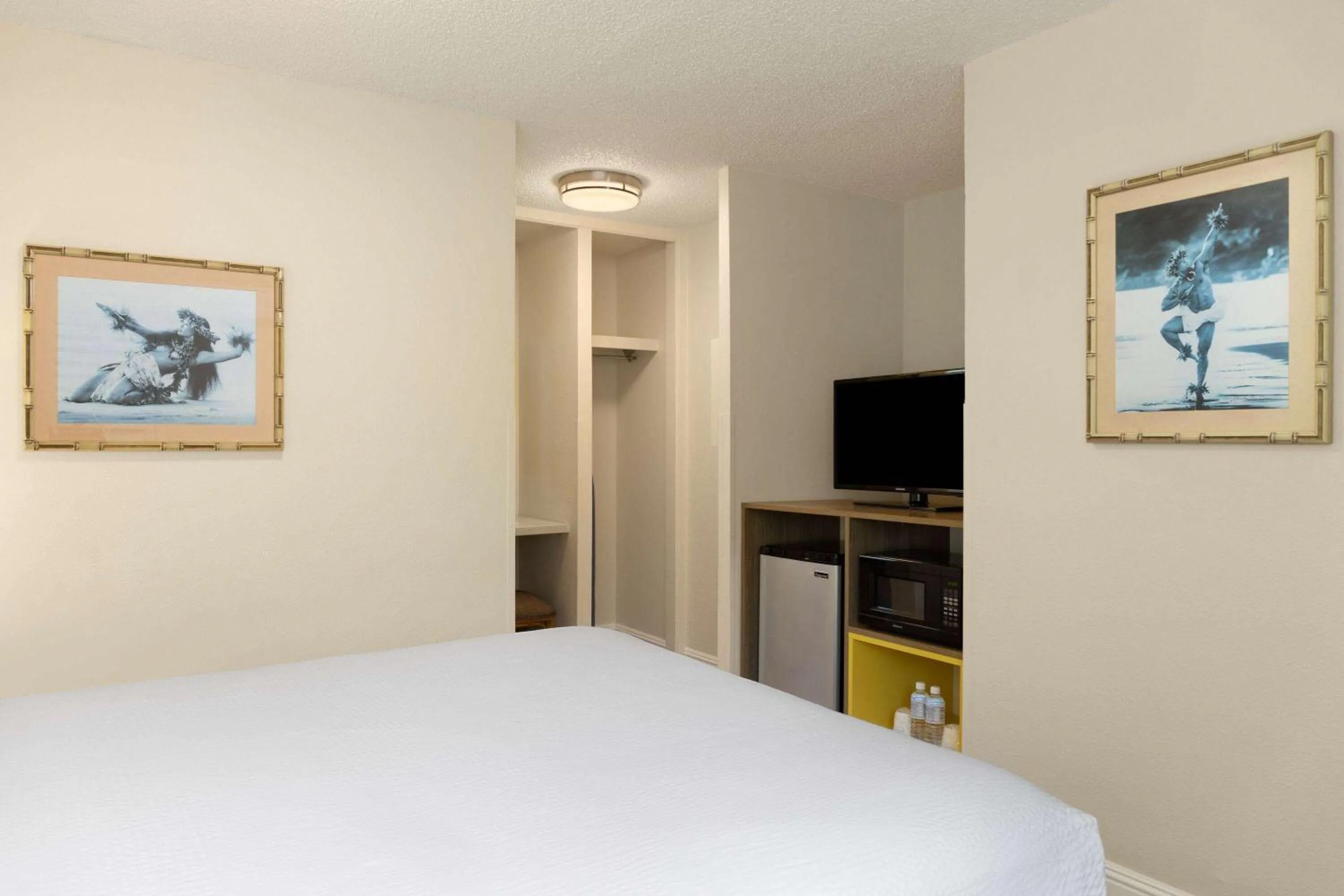 Photo of the whole room, Bed in Days Inn by Wyndham Maui Oceanfront