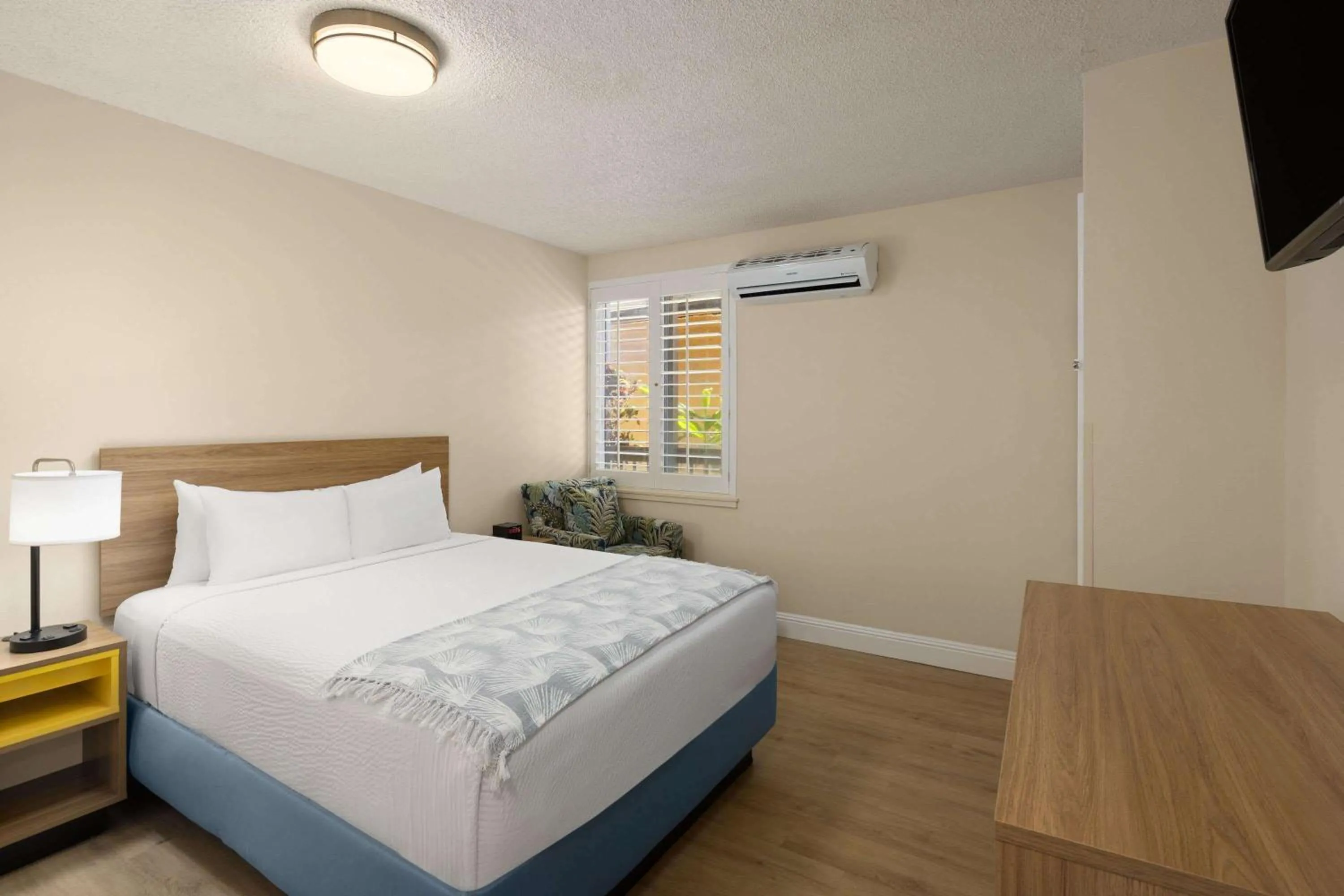 Photo of the whole room, Bed in Days Inn by Wyndham Maui Oceanfront