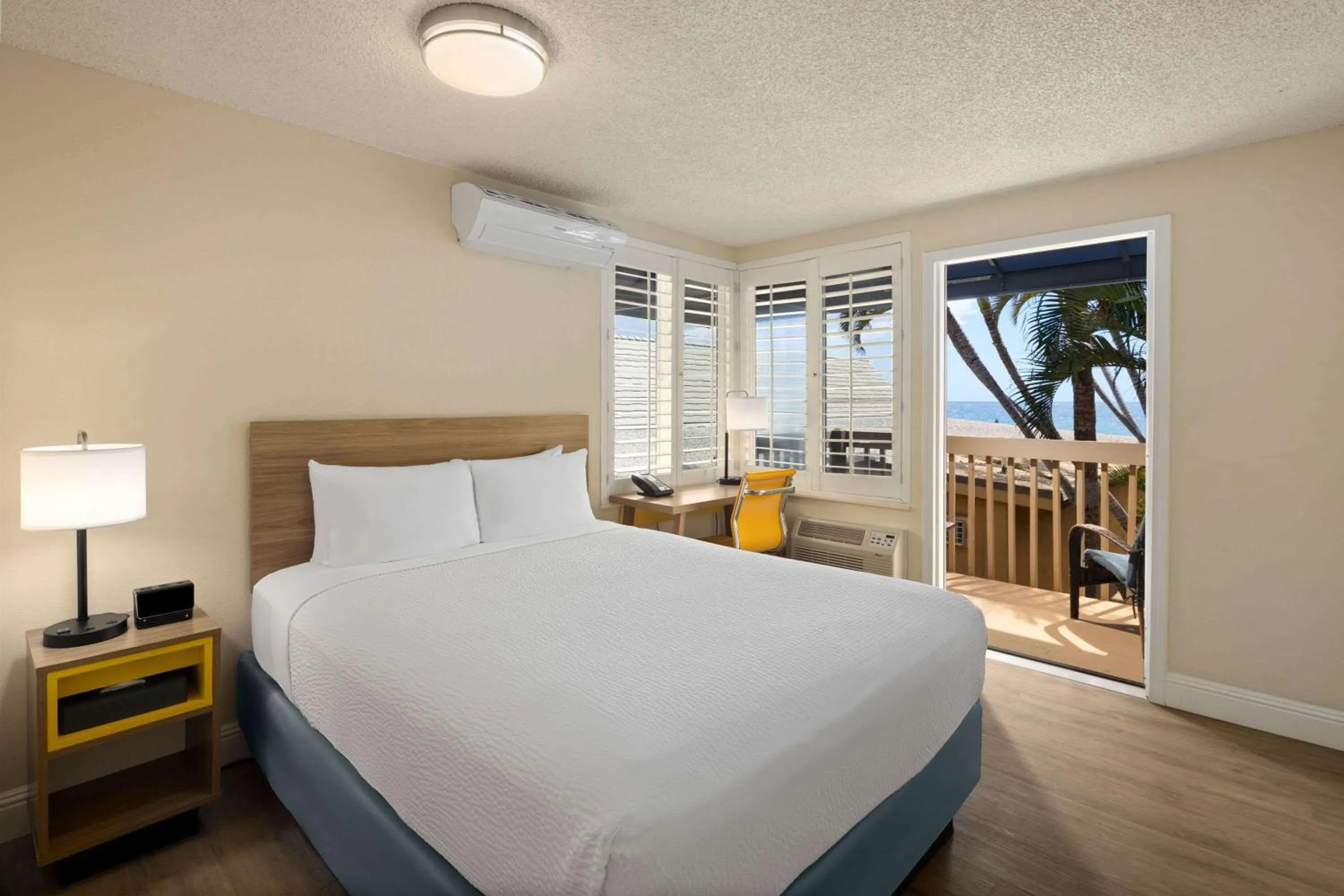Photo of the whole room, Bed in Days Inn by Wyndham Maui Oceanfront
