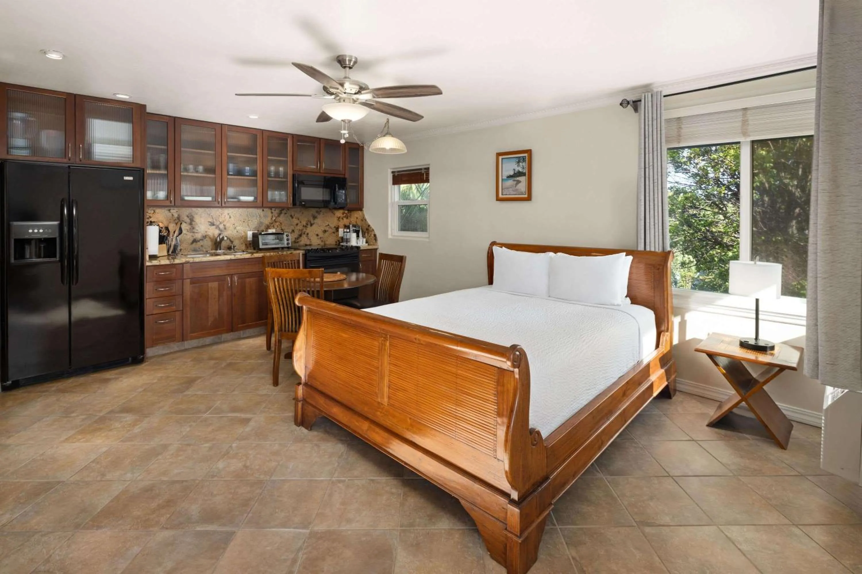 Photo of the whole room, Bed in Days Inn by Wyndham Maui Oceanfront