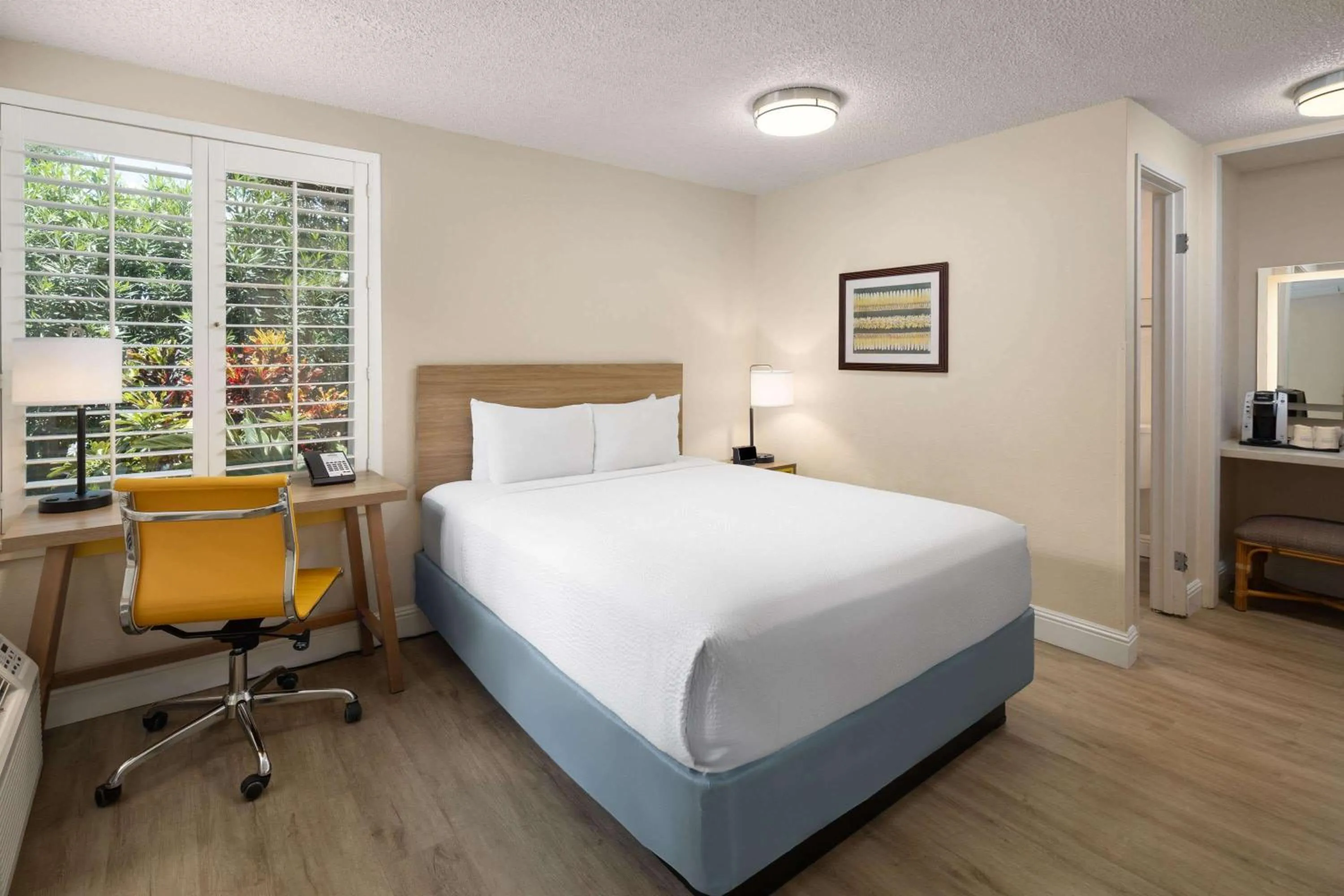 Photo of the whole room, Bed in Days Inn by Wyndham Maui Oceanfront