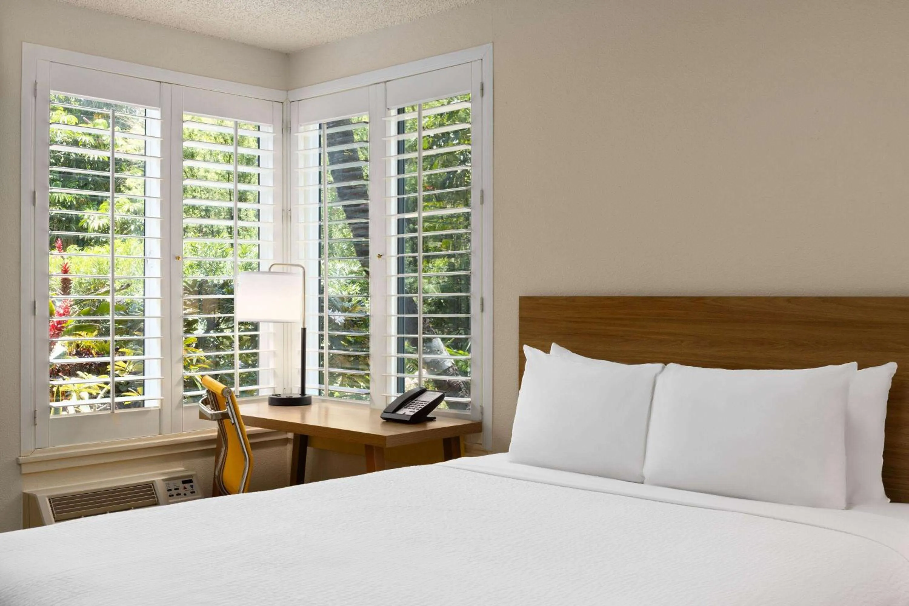 Photo of the whole room, Bed in Days Inn by Wyndham Maui Oceanfront