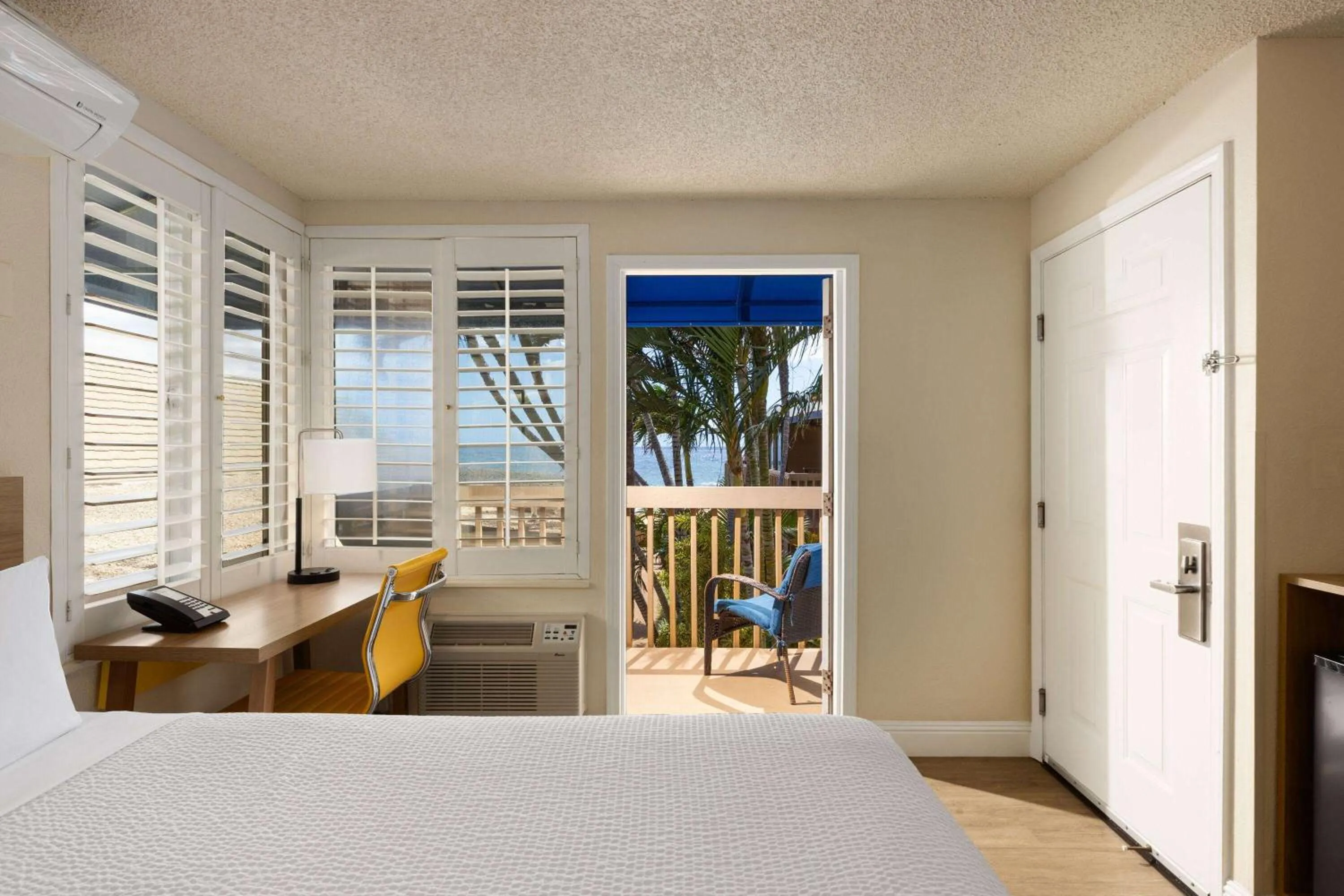 Photo of the whole room, Bed in Days Inn by Wyndham Maui Oceanfront