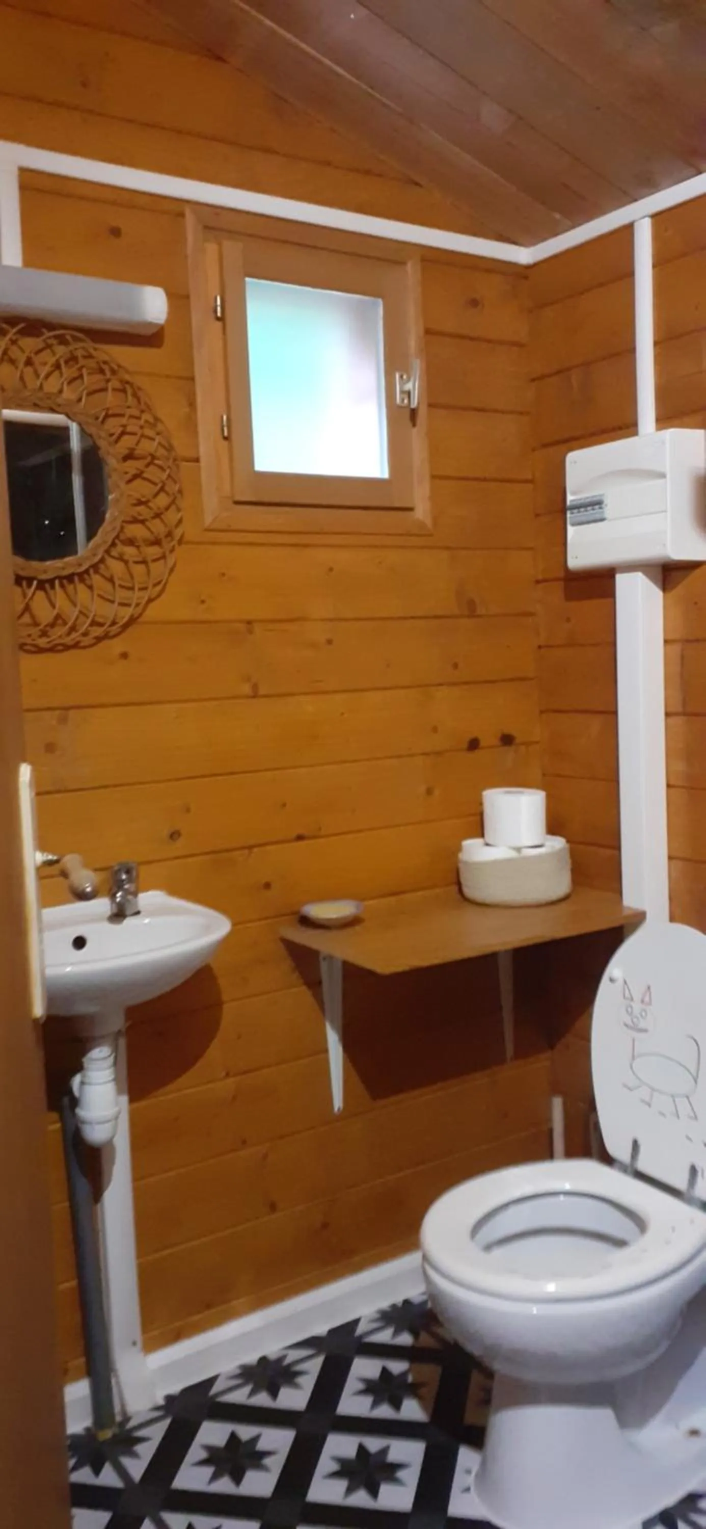 Toilet in Chambre La Caunette