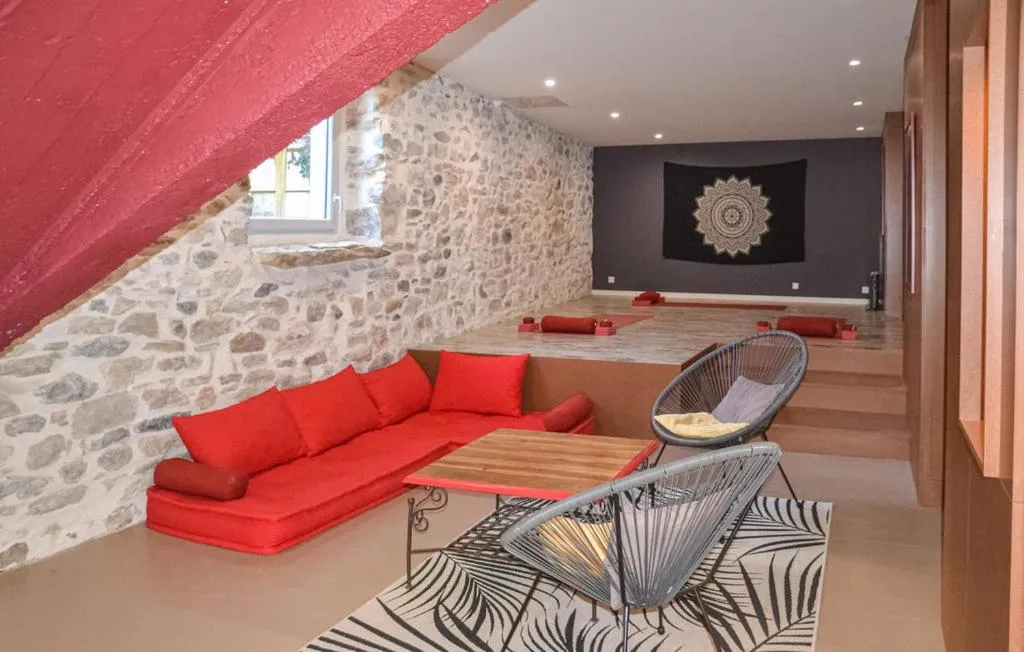 Communal lounge/ TV room in Chambre La Caunette