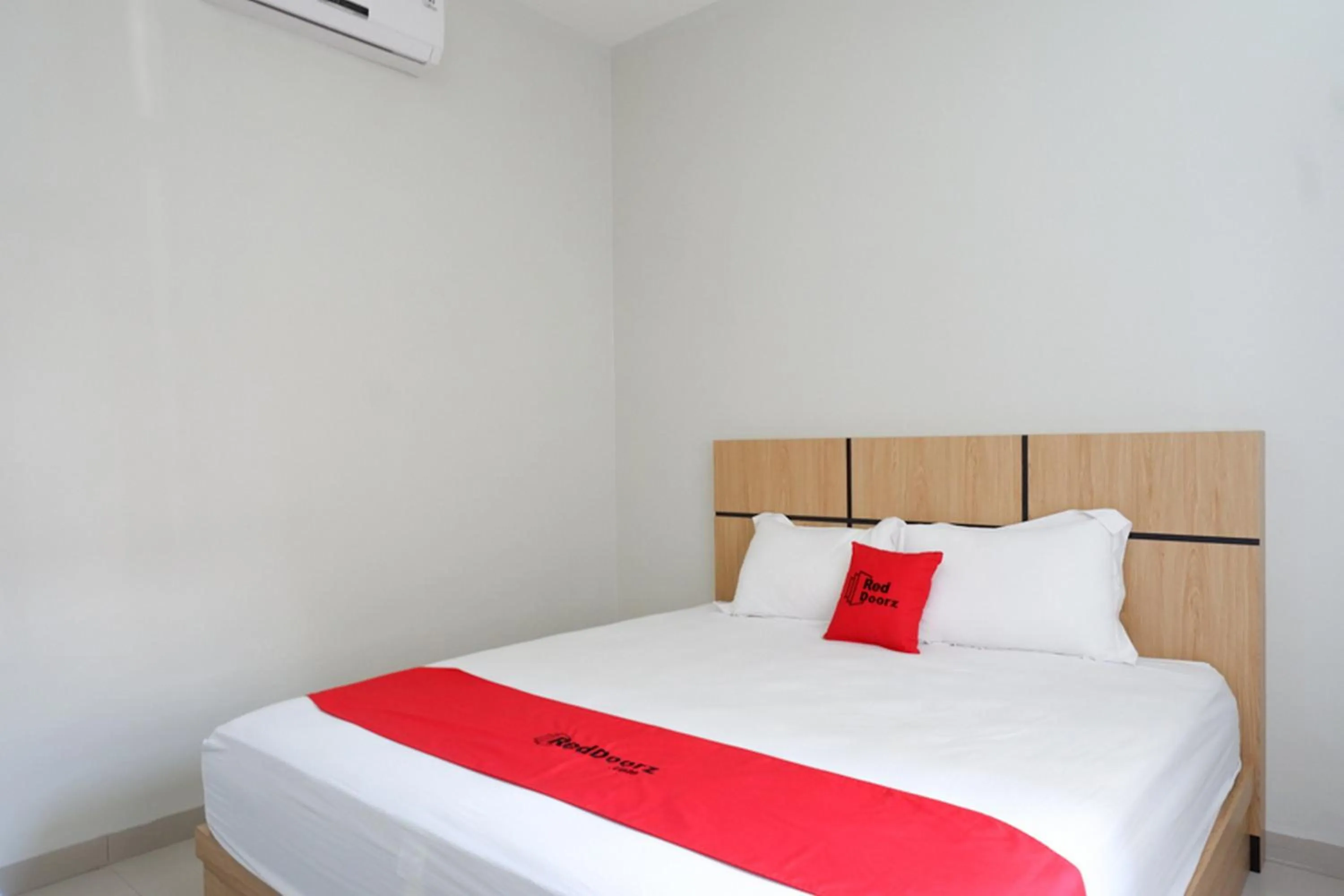 Bed in RedDoorz Syariah near Mutiara SIS Al Jufrie Airport Palu 2