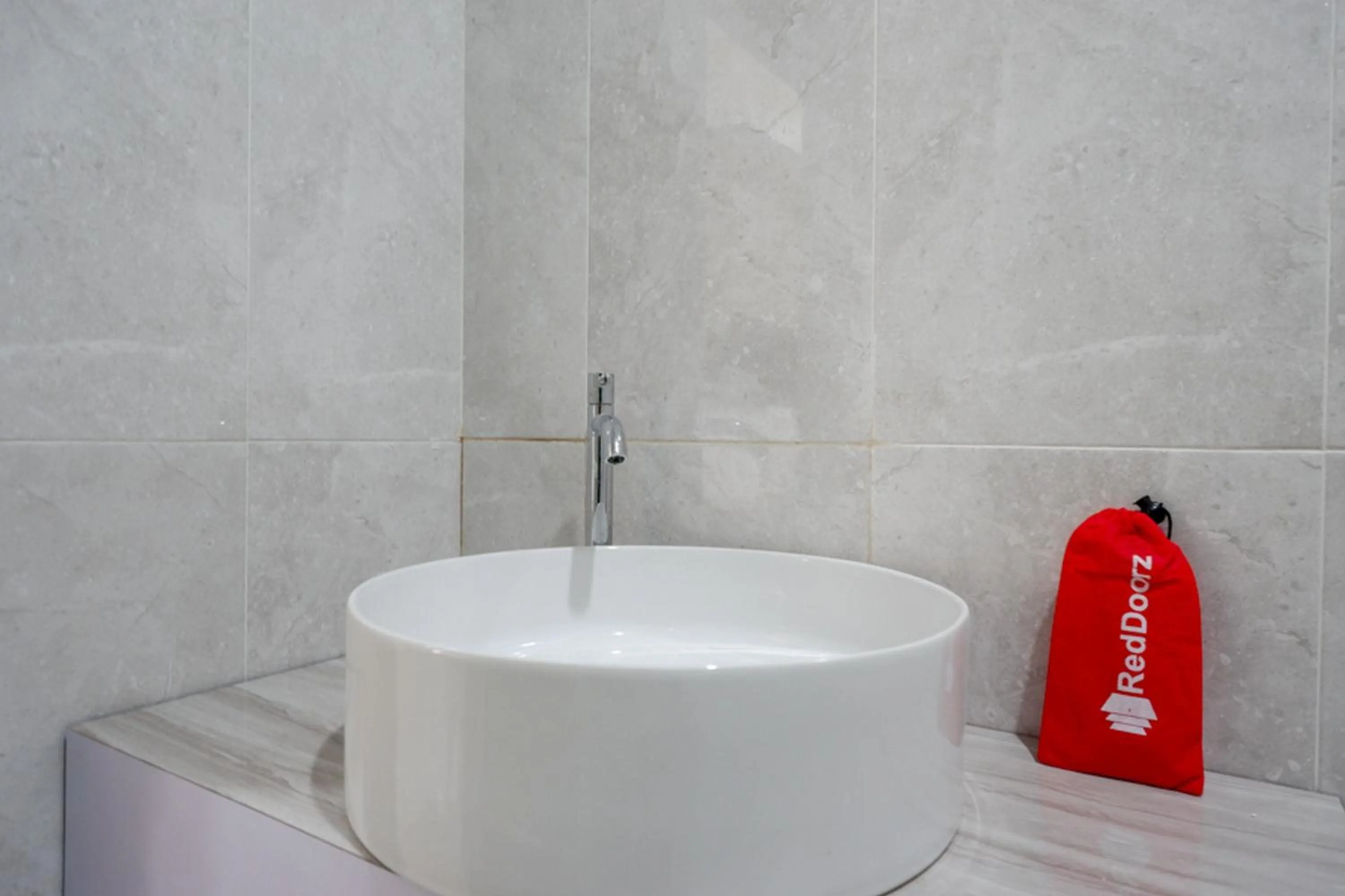 Bathroom in RedDoorz Syariah near Mutiara SIS Al Jufrie Airport Palu 2