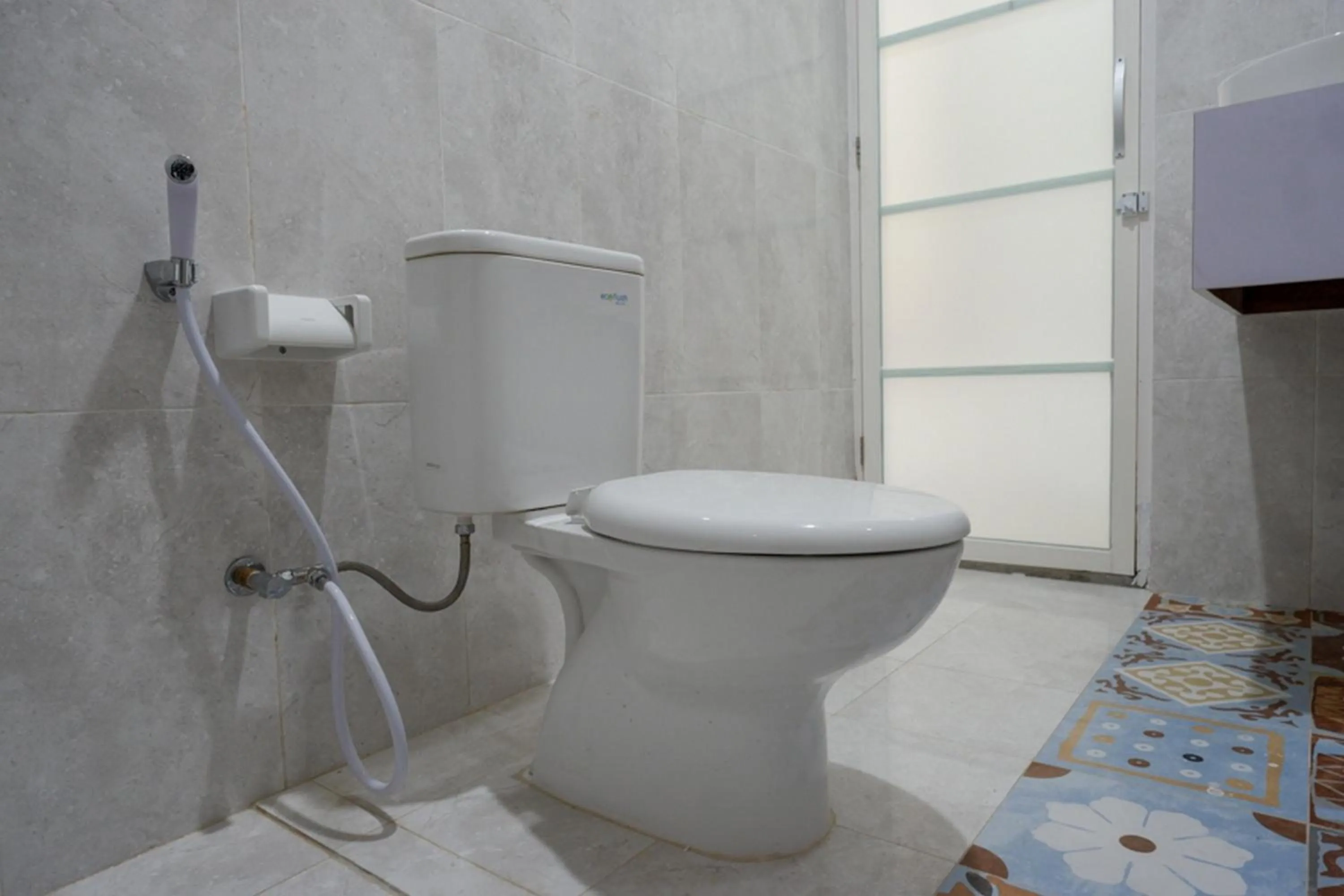 Toilet in RedDoorz Syariah near Mutiara SIS Al Jufrie Airport Palu 2