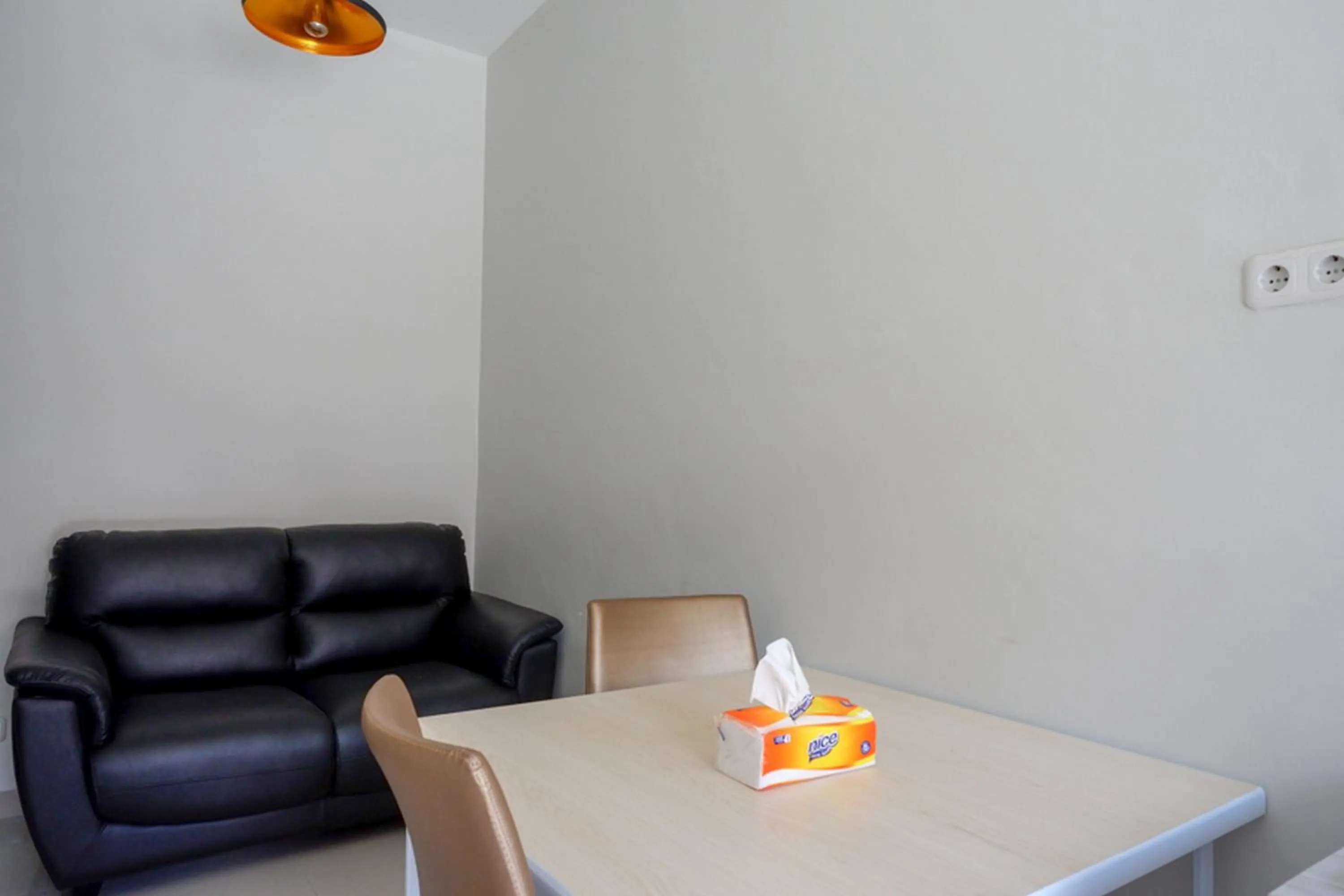 Seating area in RedDoorz Syariah near Mutiara SIS Al Jufrie Airport Palu 2