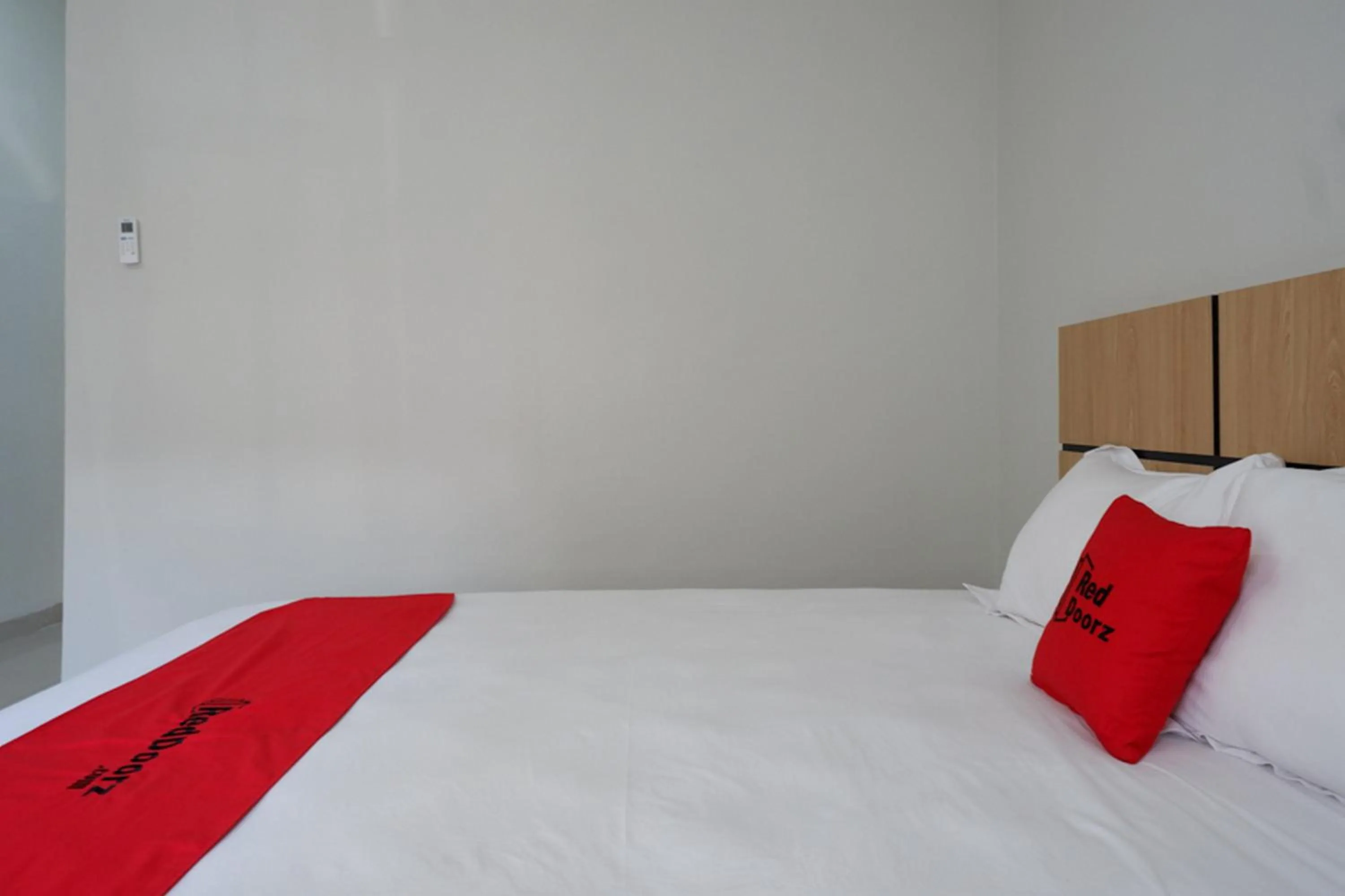 Bed in RedDoorz Syariah near Mutiara SIS Al Jufrie Airport Palu 2