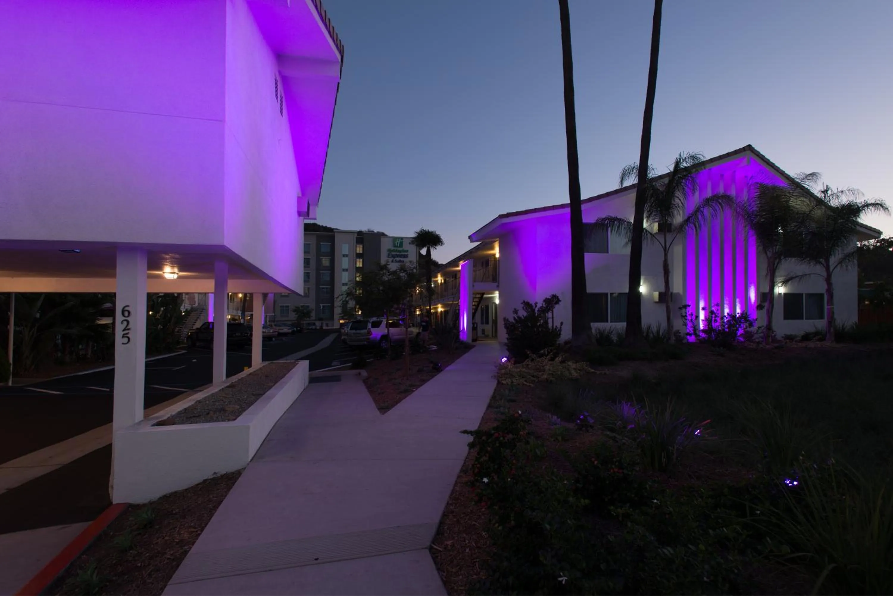 Night in Hotel Iris - Mission Valley-San Diego Zoo-SeaWorld