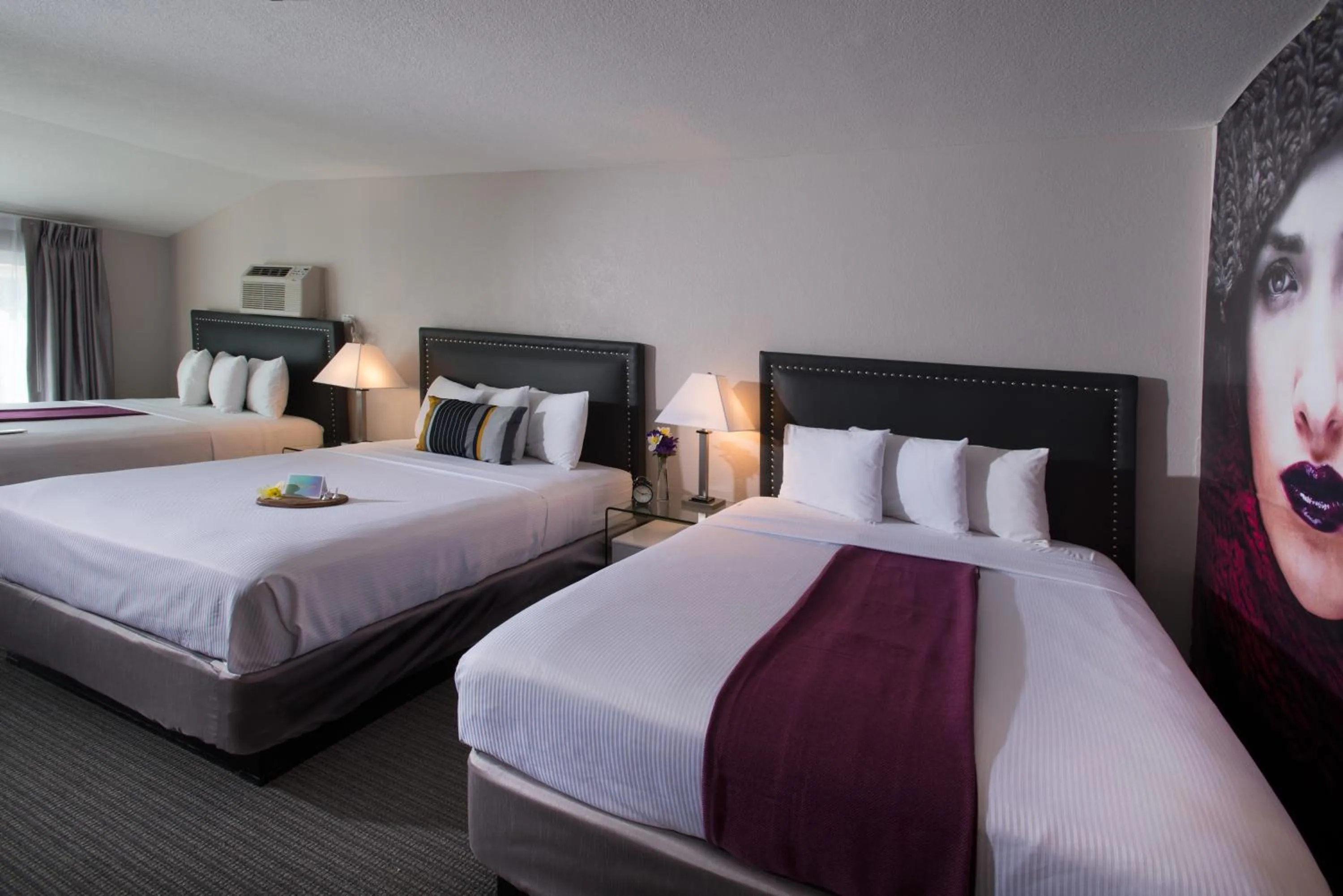 Bed in Hotel Iris - Mission Valley-San Diego Zoo-SeaWorld