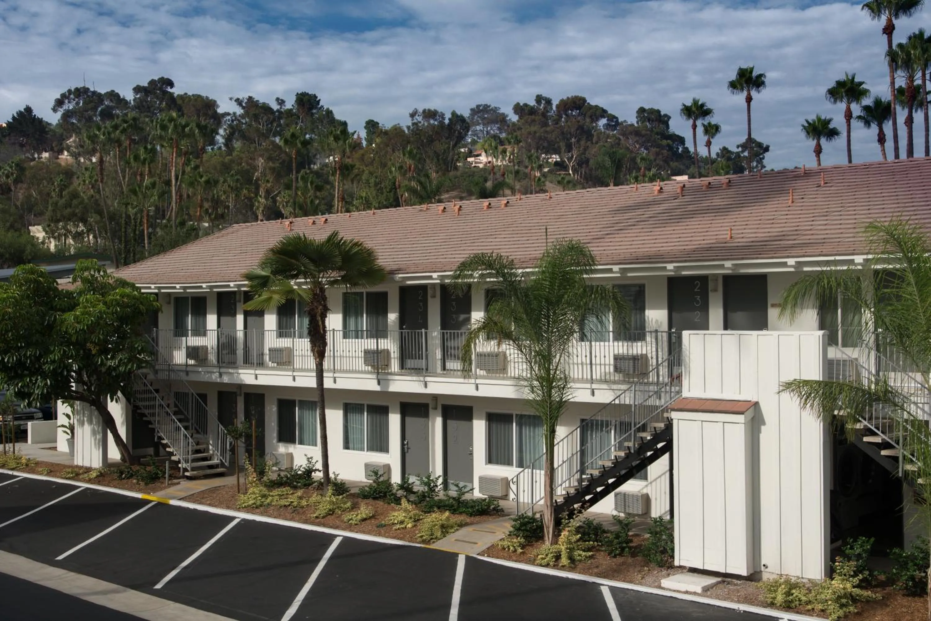 Property building in Hotel Iris - Mission Valley-San Diego Zoo-SeaWorld