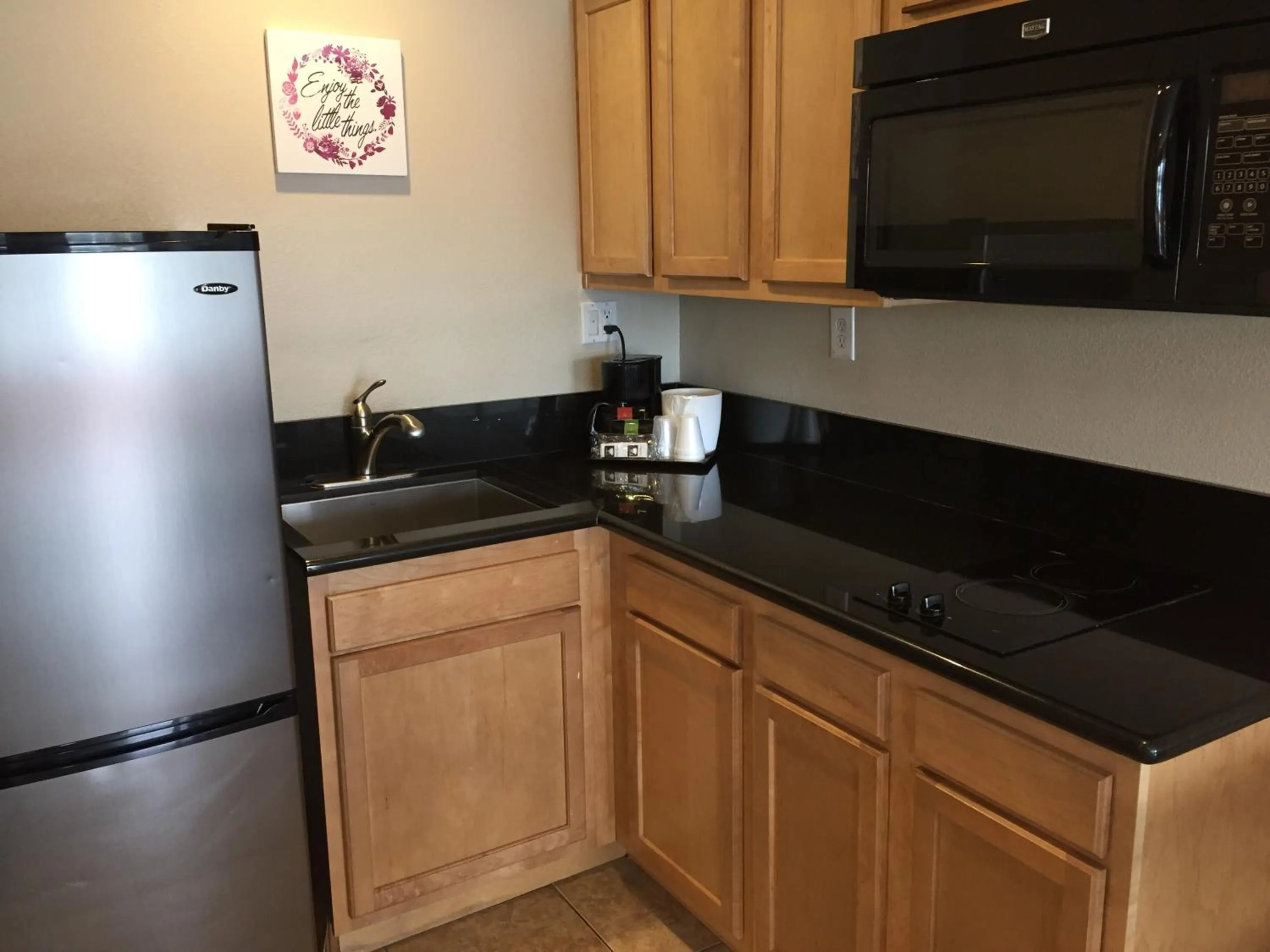 Kitchen or kitchenette in Hotel Iris - Mission Valley-San Diego Zoo-SeaWorld