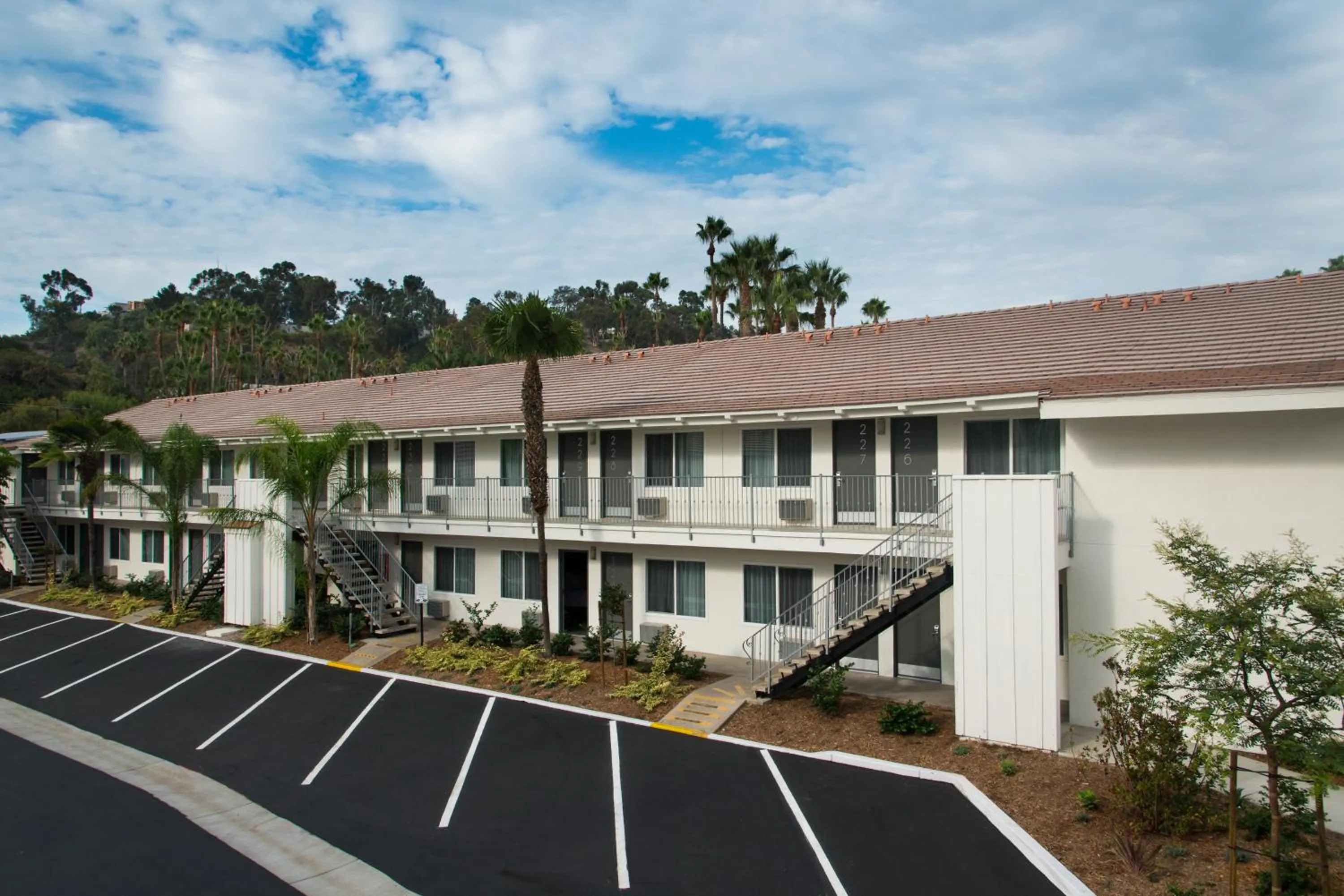 Property building in Hotel Iris - Mission Valley-San Diego Zoo-SeaWorld