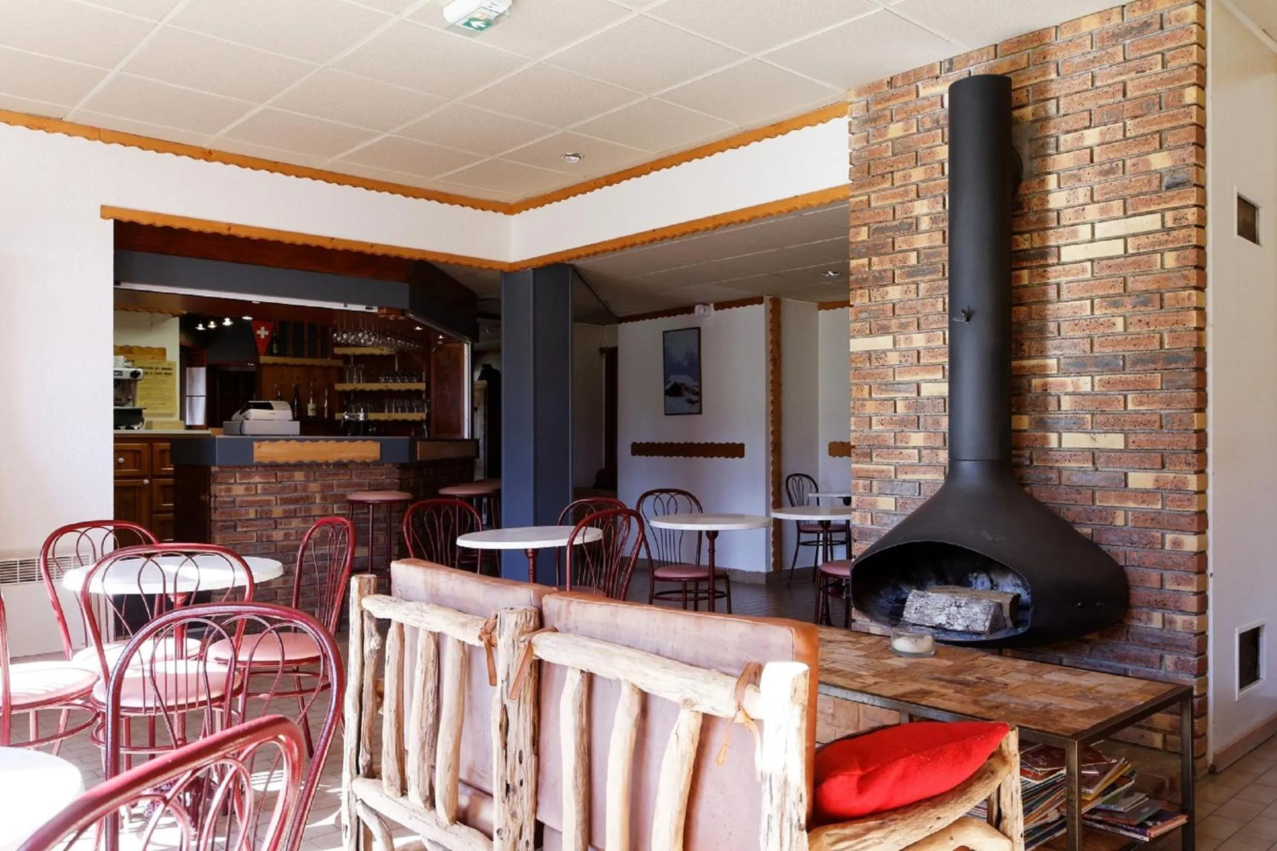 Lounge or bar in Hôtel Club Le Risoux