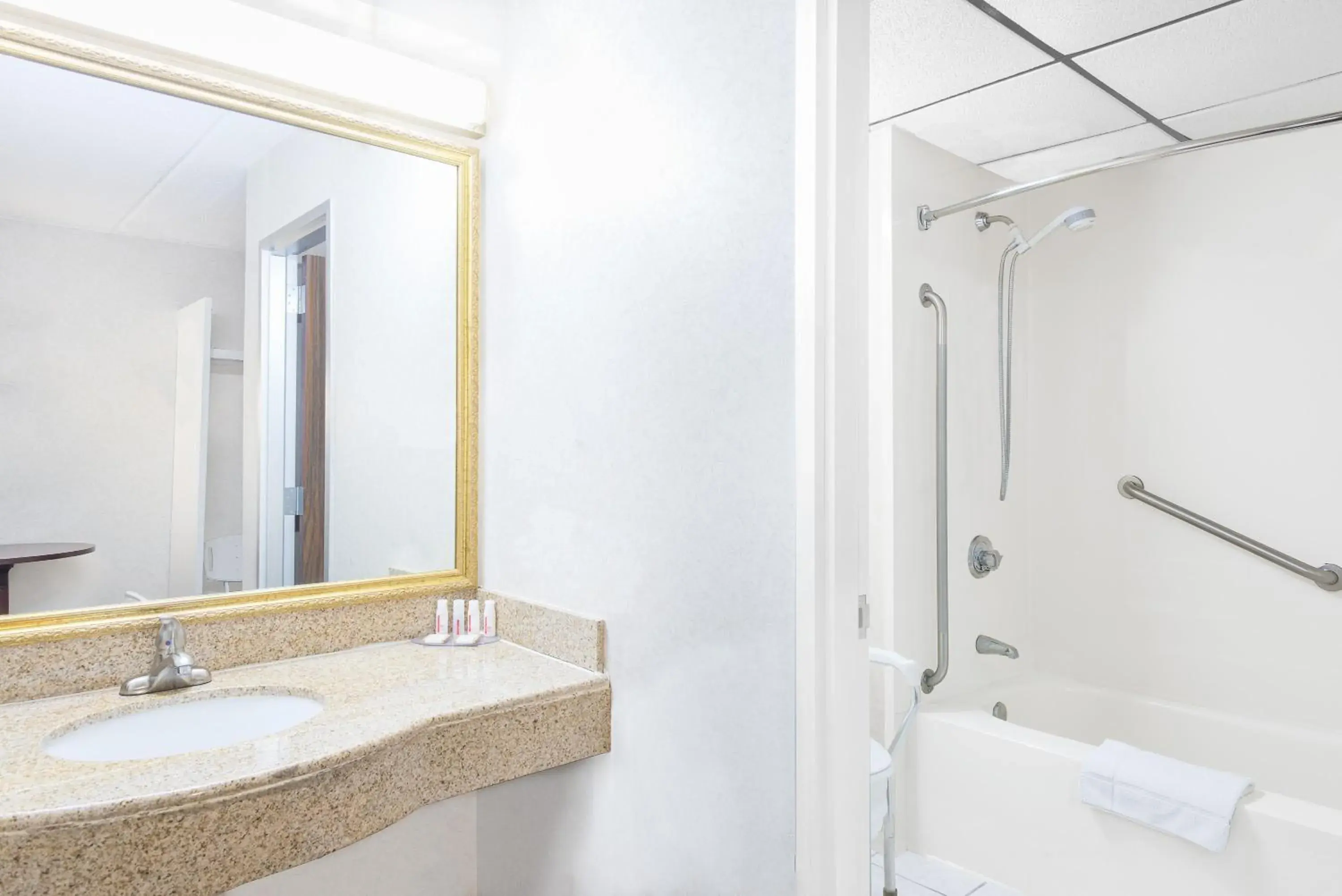 Double Room - Disability Access/Non-Smoking in Howard Johnson by Wyndham Saugerties Double Room - Disability Access/Non-Smoking in Howard Johnson by Wyndham Saugerties