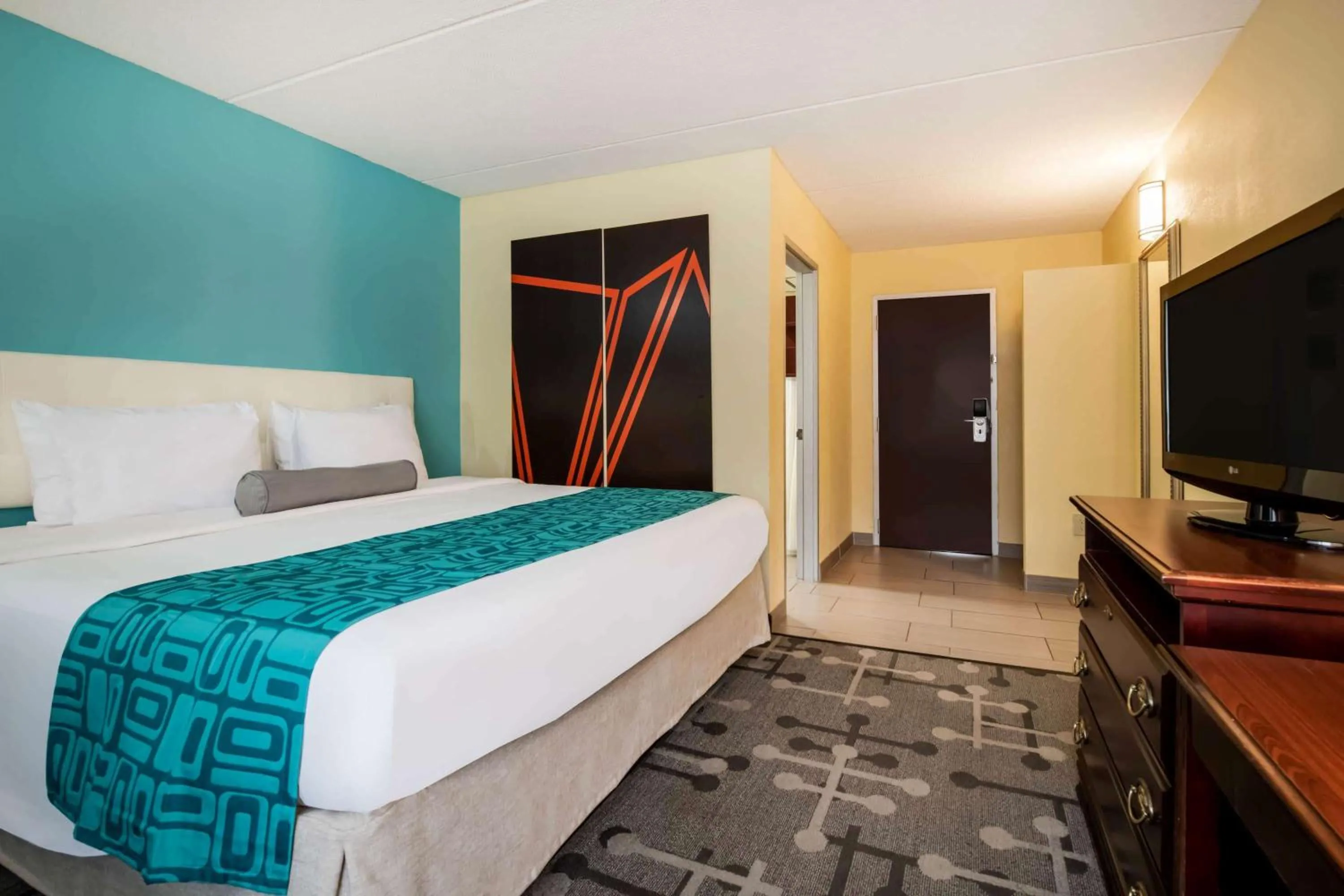 Photo of the whole room, Bed in Howard Johnson by Wyndham Saugerties