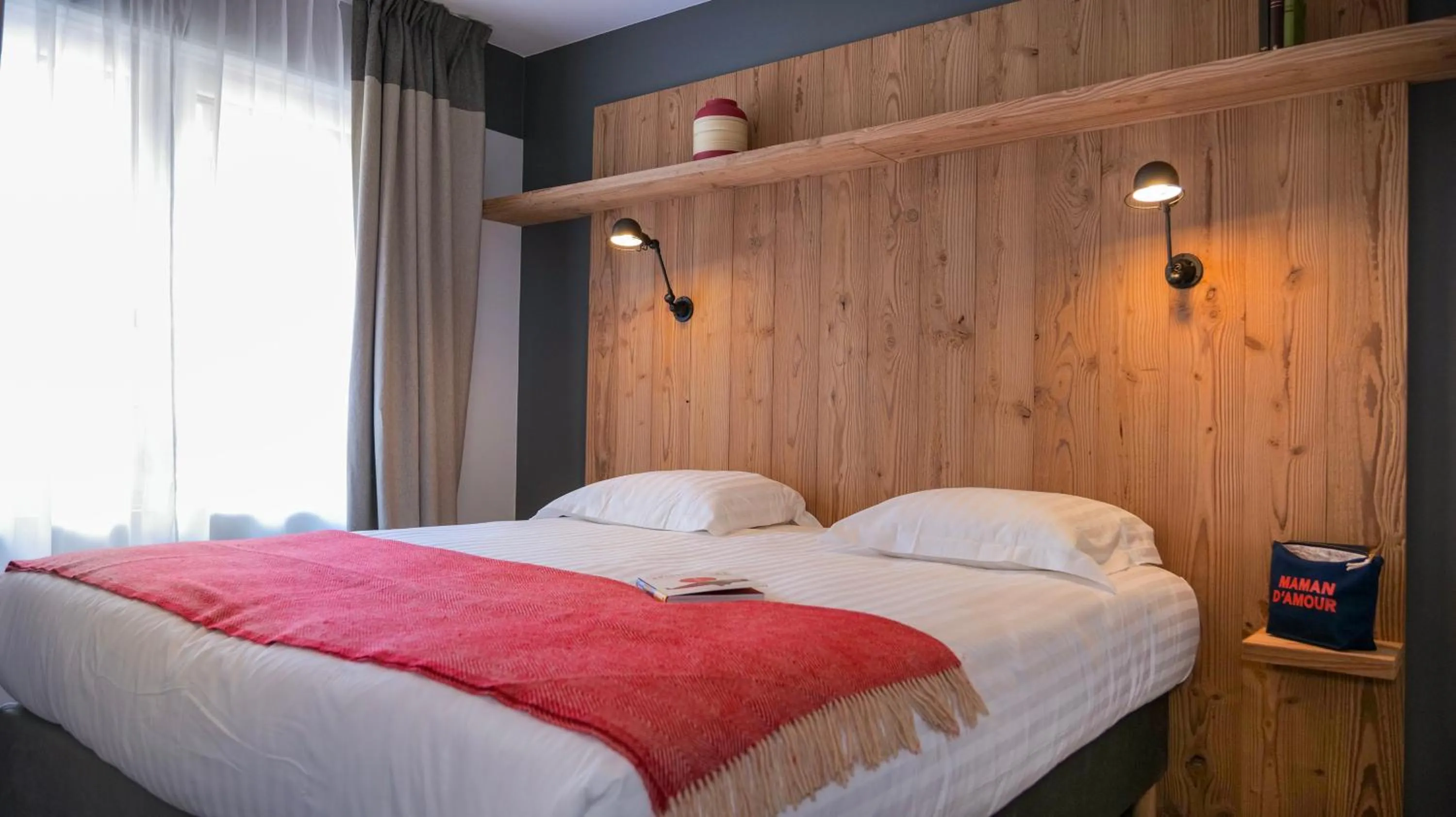 Photo of the whole room, Bed in Plan B Hotel - Living Chamonix