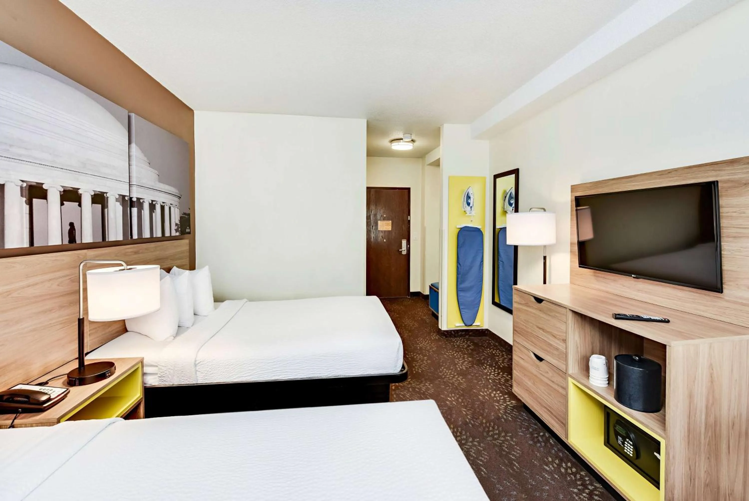 Photo of the whole room, Bed in Days Inn by Wyndham Washington DC/Connecticut Avenue