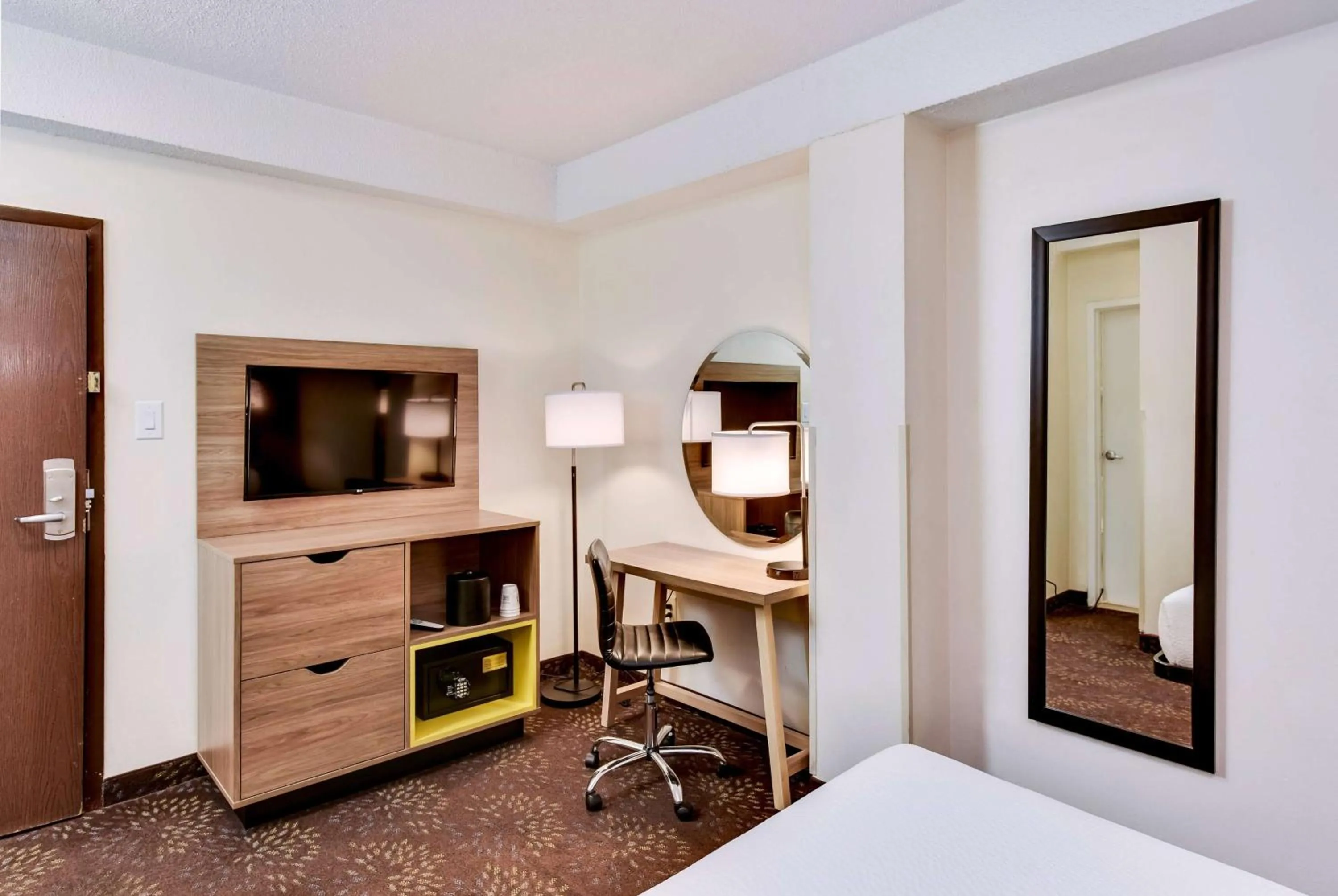 Photo of the whole room in Days Inn by Wyndham Washington DC/Connecticut Avenue