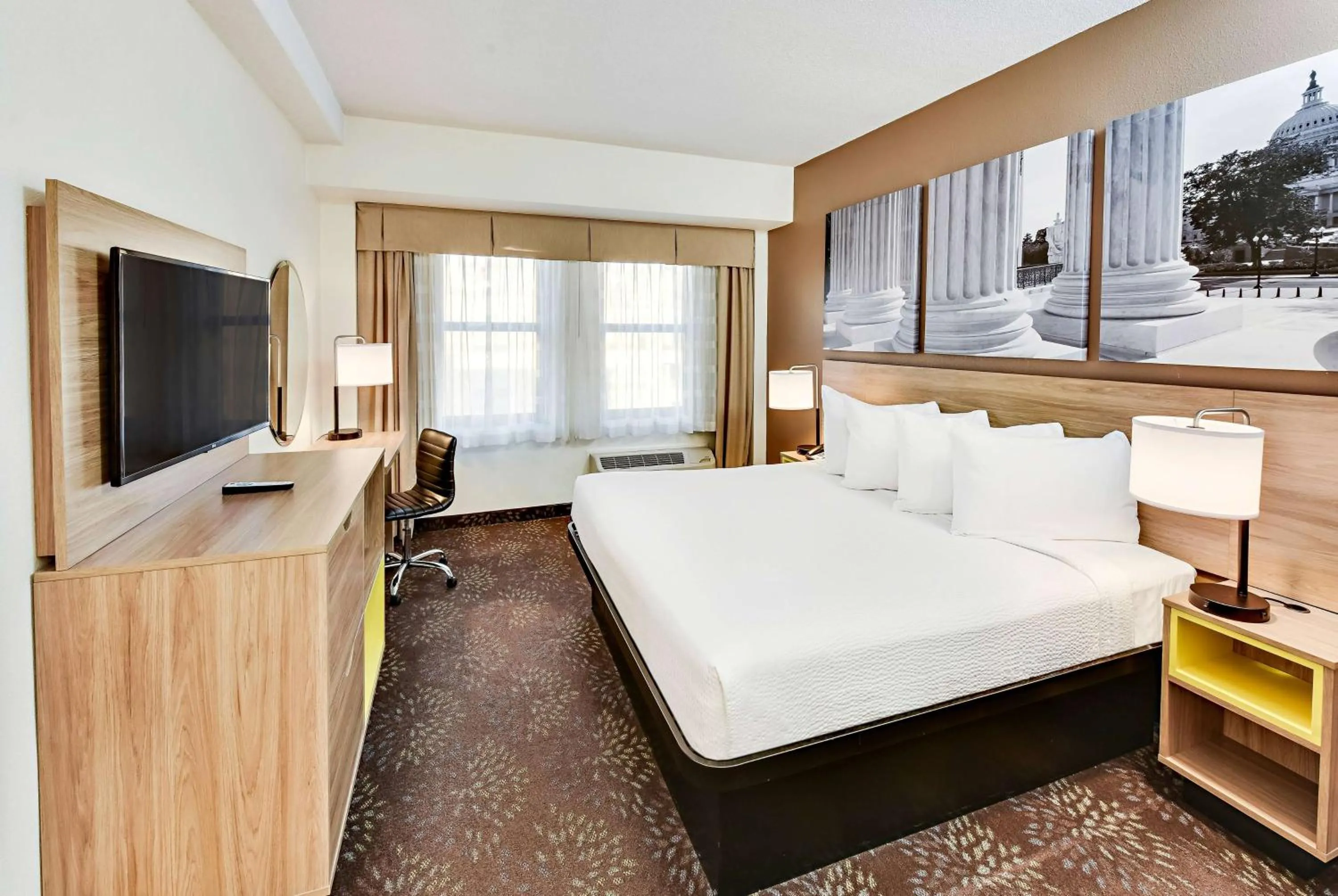 Photo of the whole room, Bed in Days Inn by Wyndham Washington DC/Connecticut Avenue