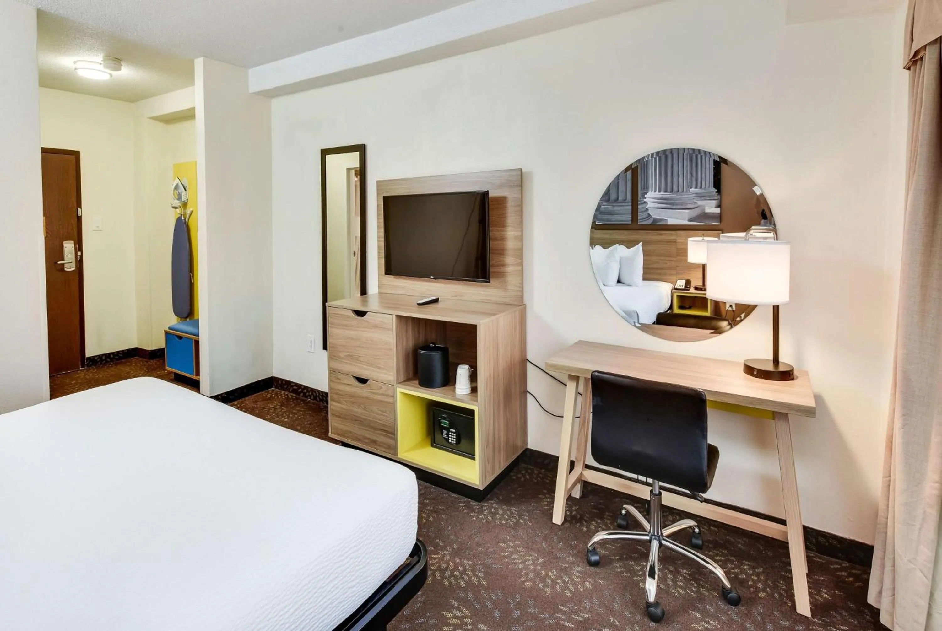 Photo of the whole room, Bed in Days Inn by Wyndham Washington DC/Connecticut Avenue