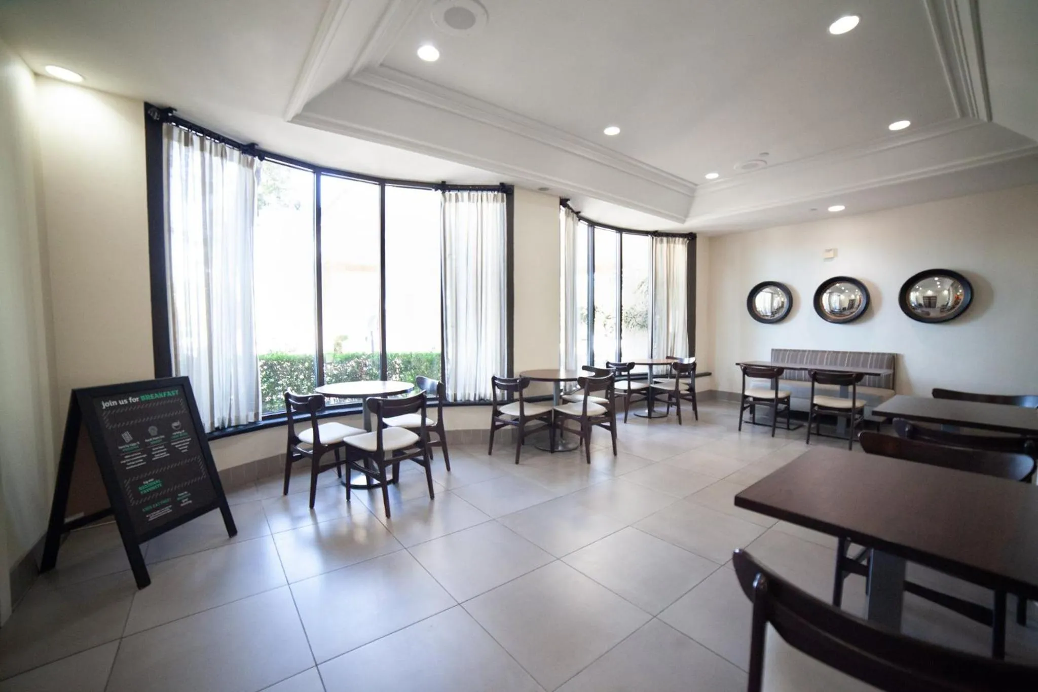 Breakfast in Holiday Inn Irving Las Colinas by IHG