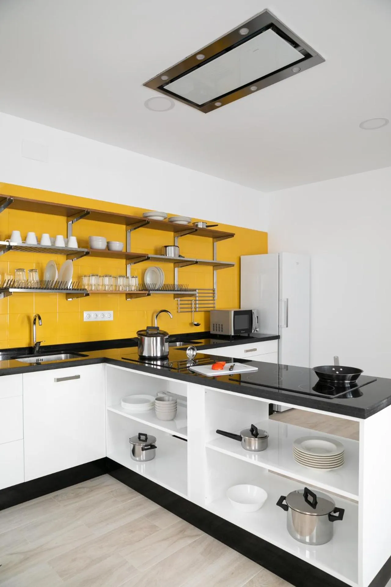 Communal kitchen in Planeta Cadiz Hostel