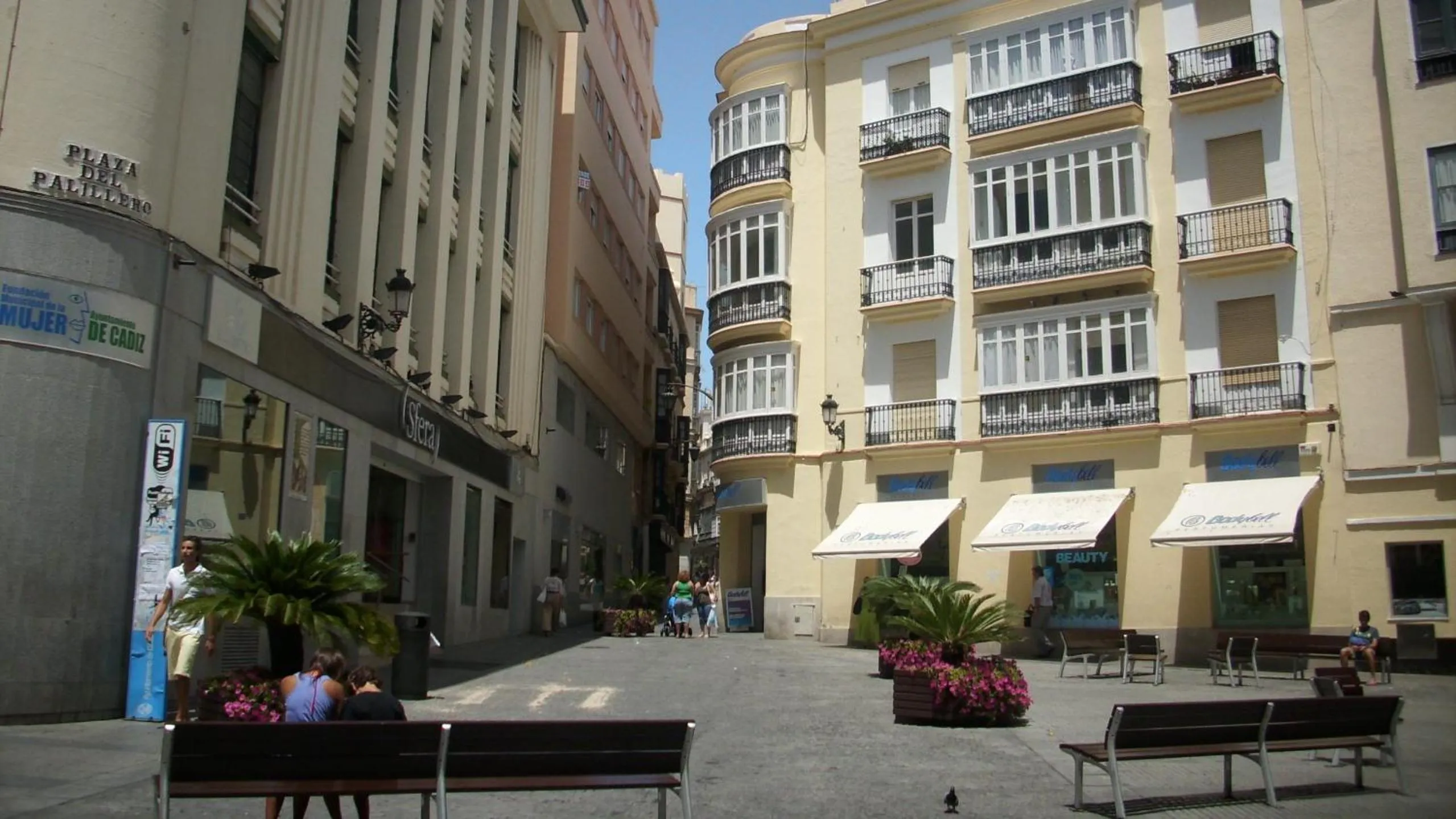 Supermarket/grocery shop in Planeta Cadiz Hostel