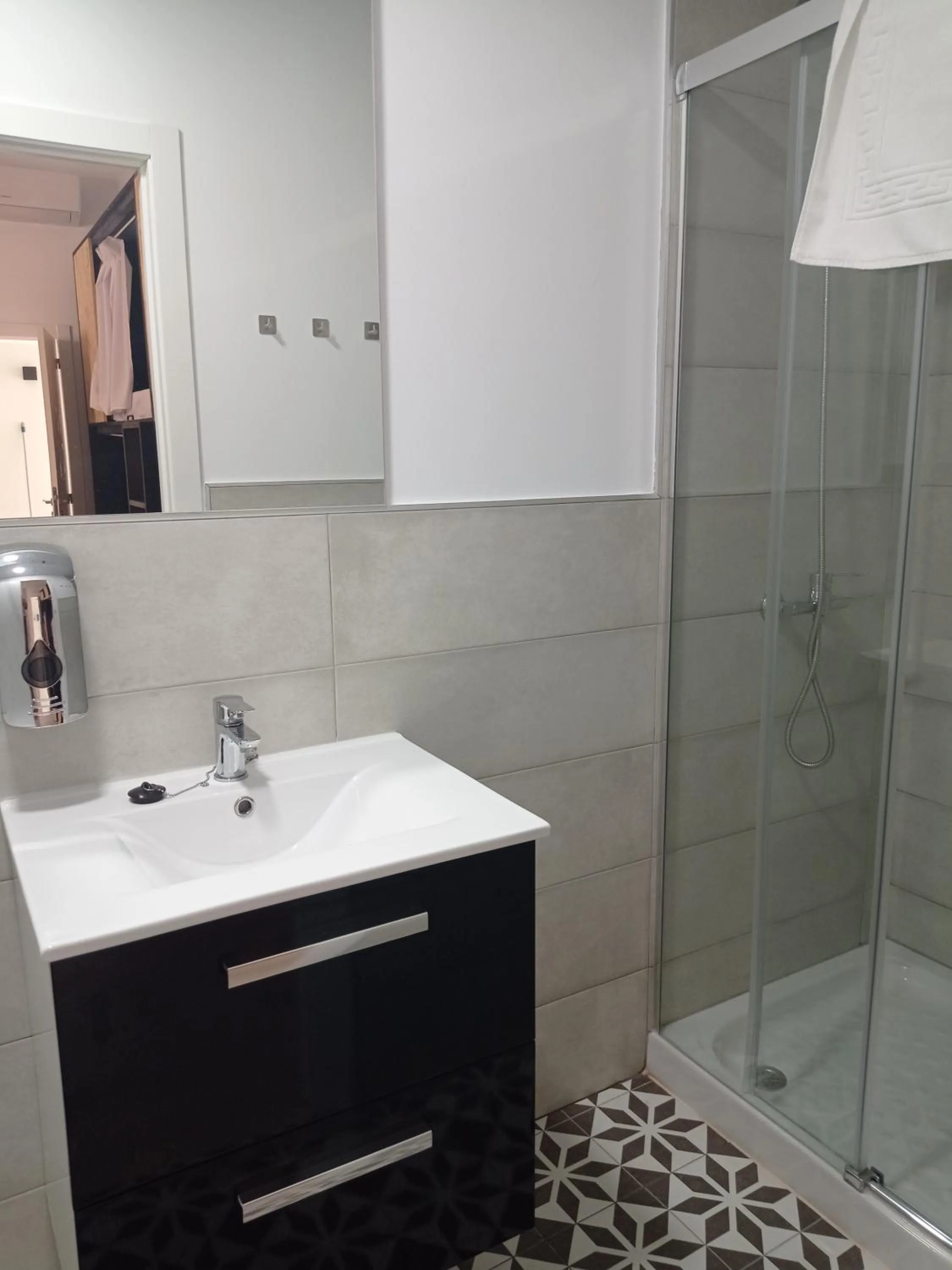 Bathroom in Planeta Cadiz Hostel