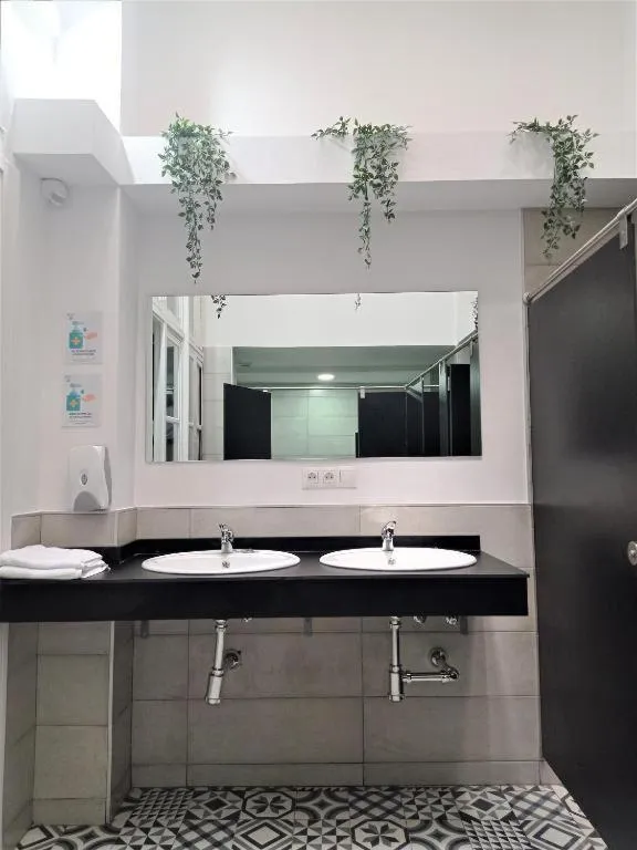 Toilet in Planeta Cadiz Hostel