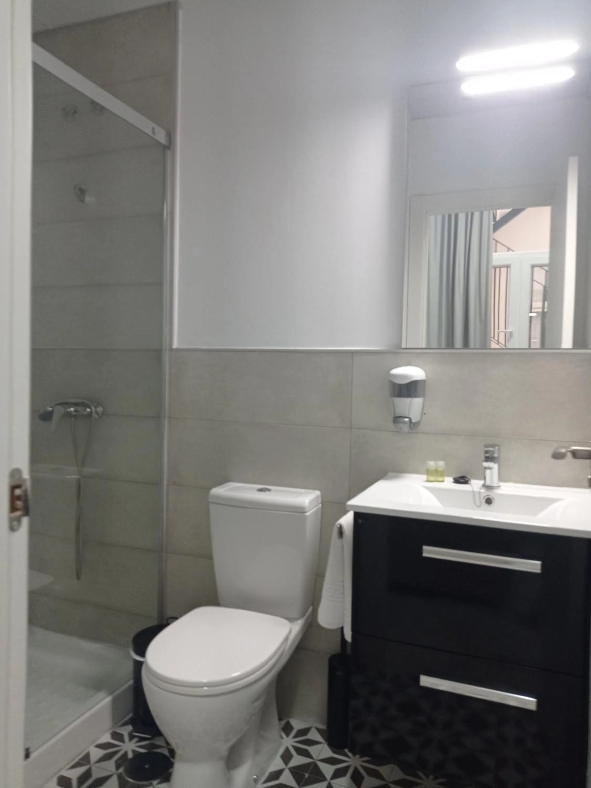 Toilet in Planeta Cadiz Hostel