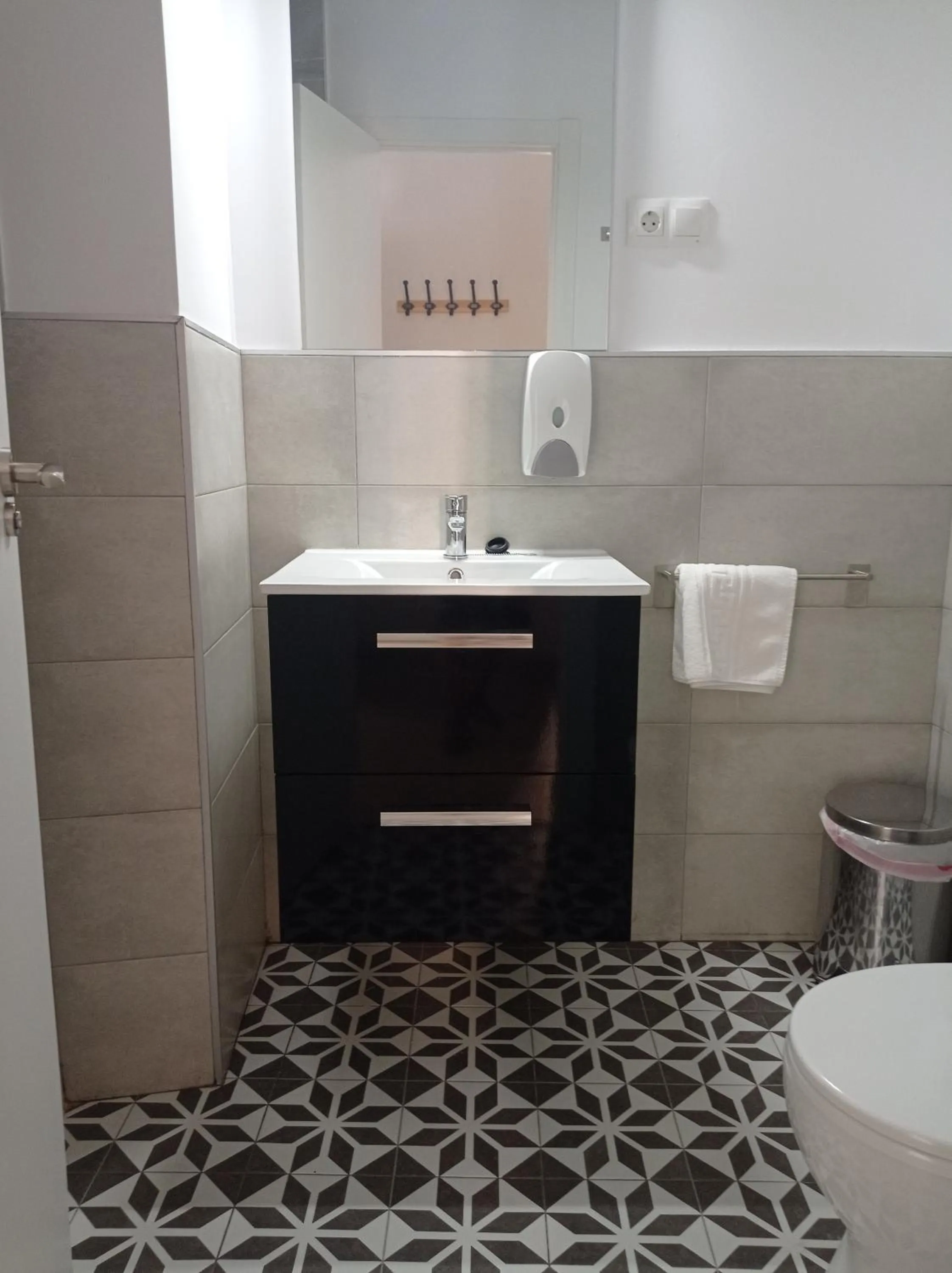 Toilet in Planeta Cadiz Hostel