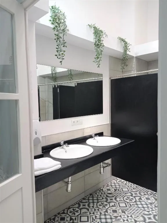 Toilet in Planeta Cadiz Hostel