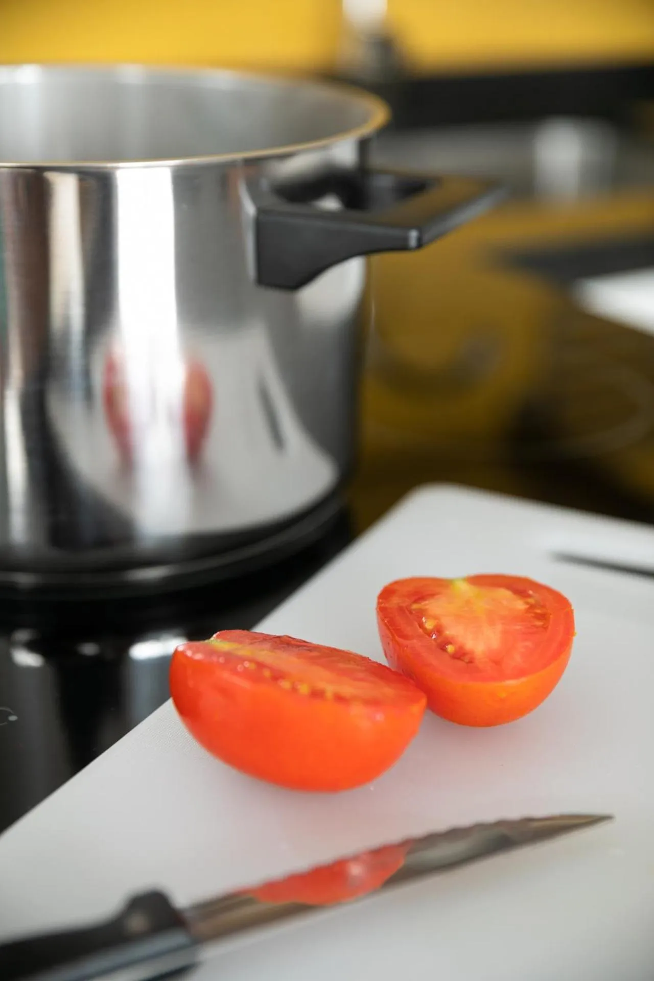 Communal kitchen in Planeta Cadiz Hostel