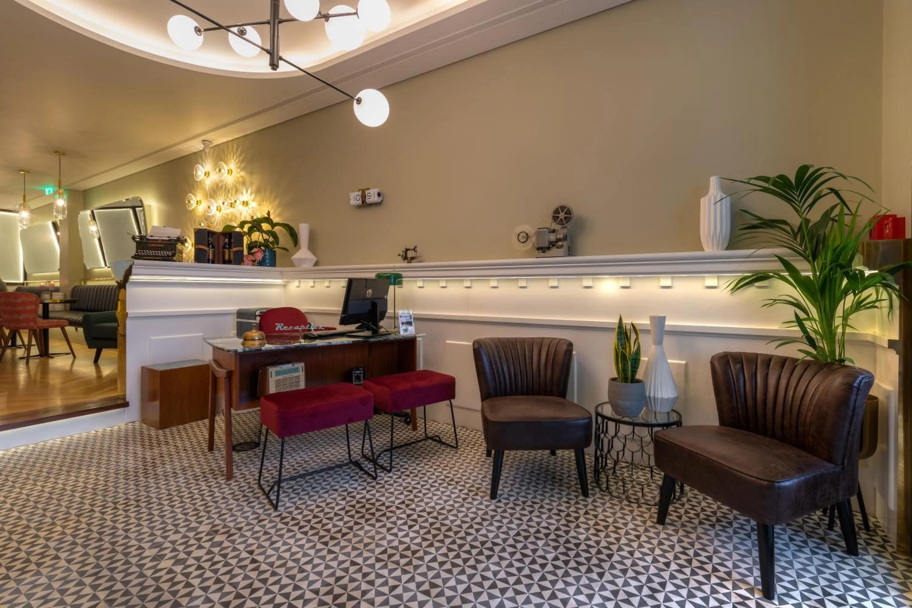 Lobby or reception in The Convo Porto Hotel & Apartment