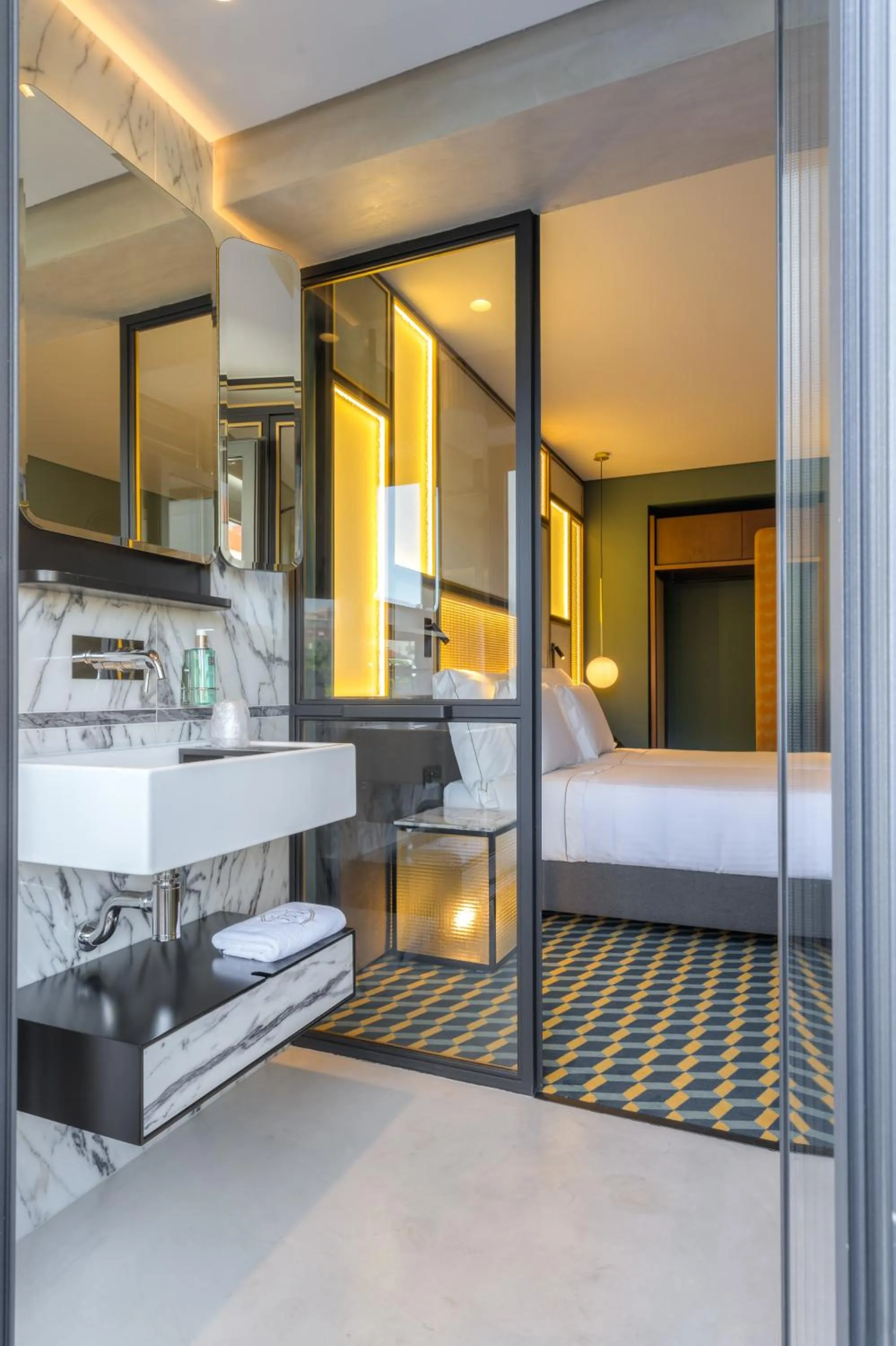 Bathroom, Bed in The Convo Porto Hotel & Apartment