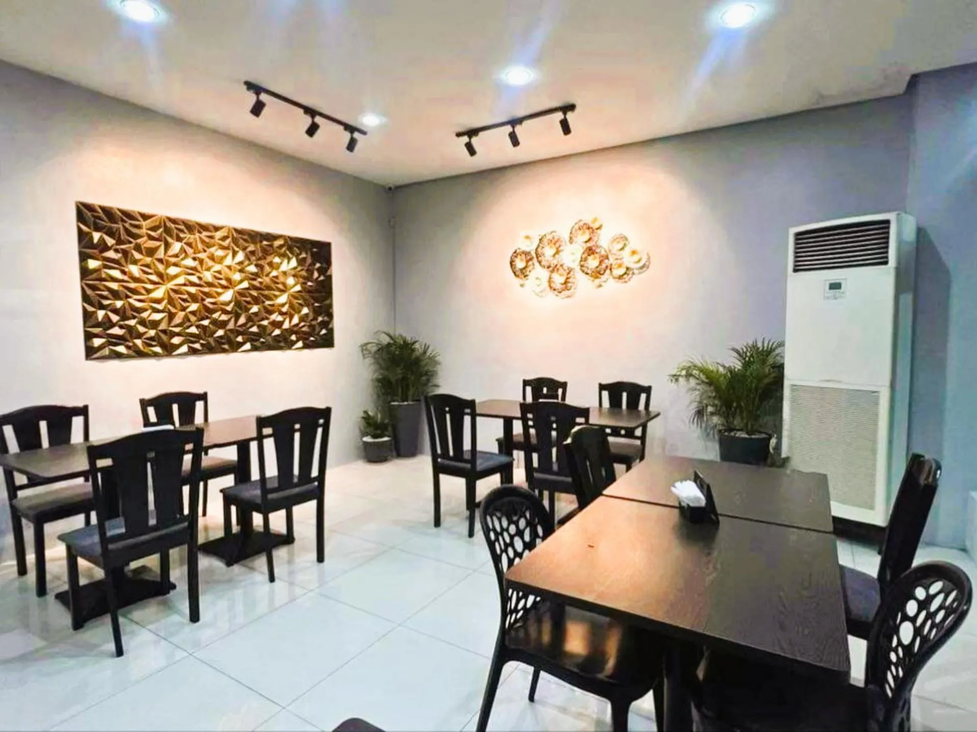 Restaurant/places to eat in Arzo Hotel Grand Lodge