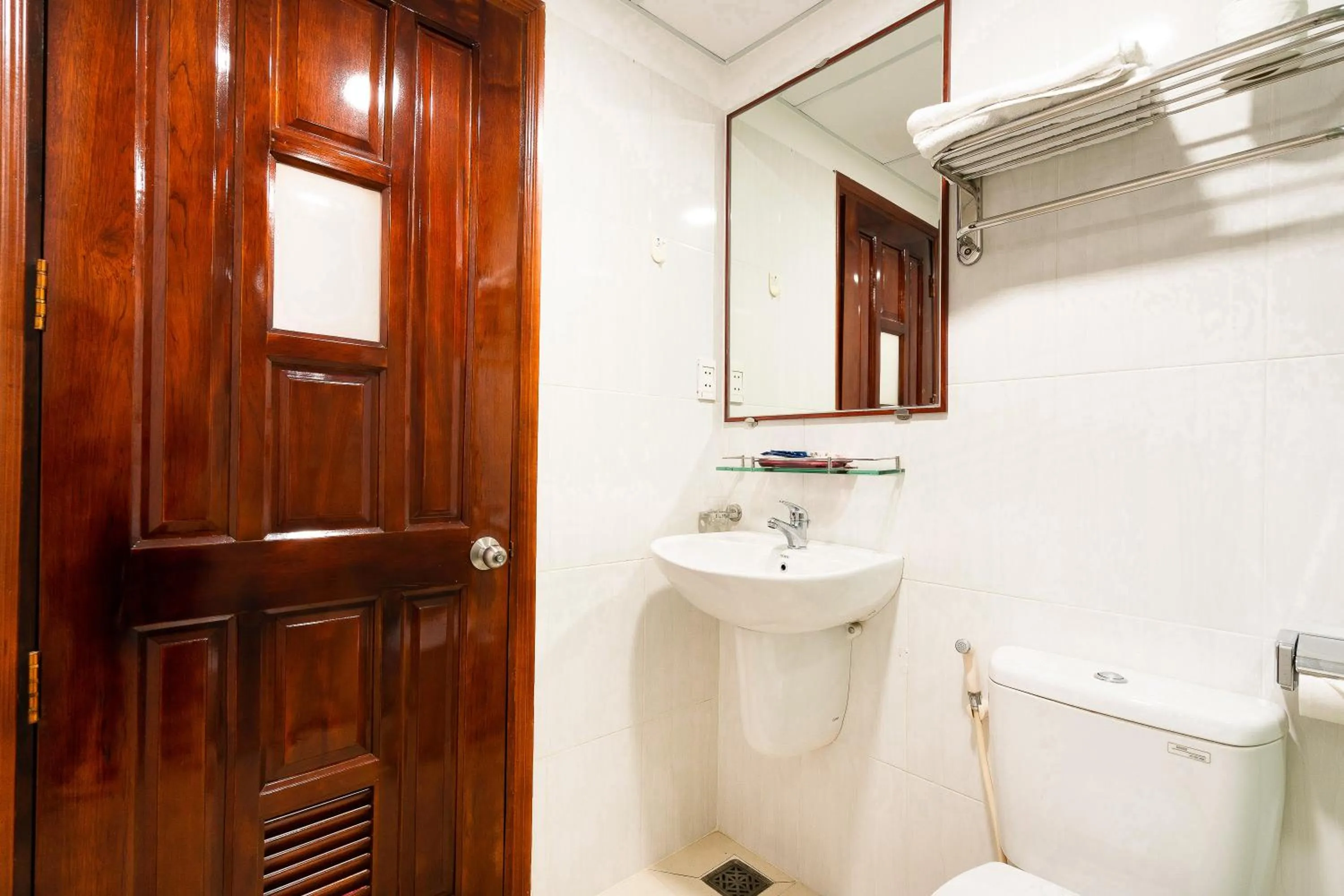 Toilet in Hoang Hoang Hotel (Bloom 3)