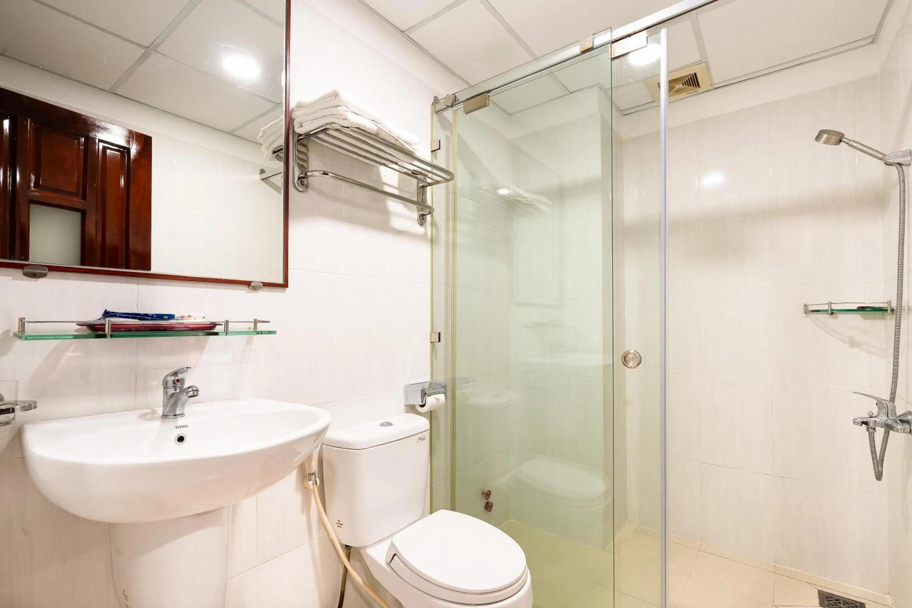 Shower in Hoang Hoang Hotel (Bloom 3)